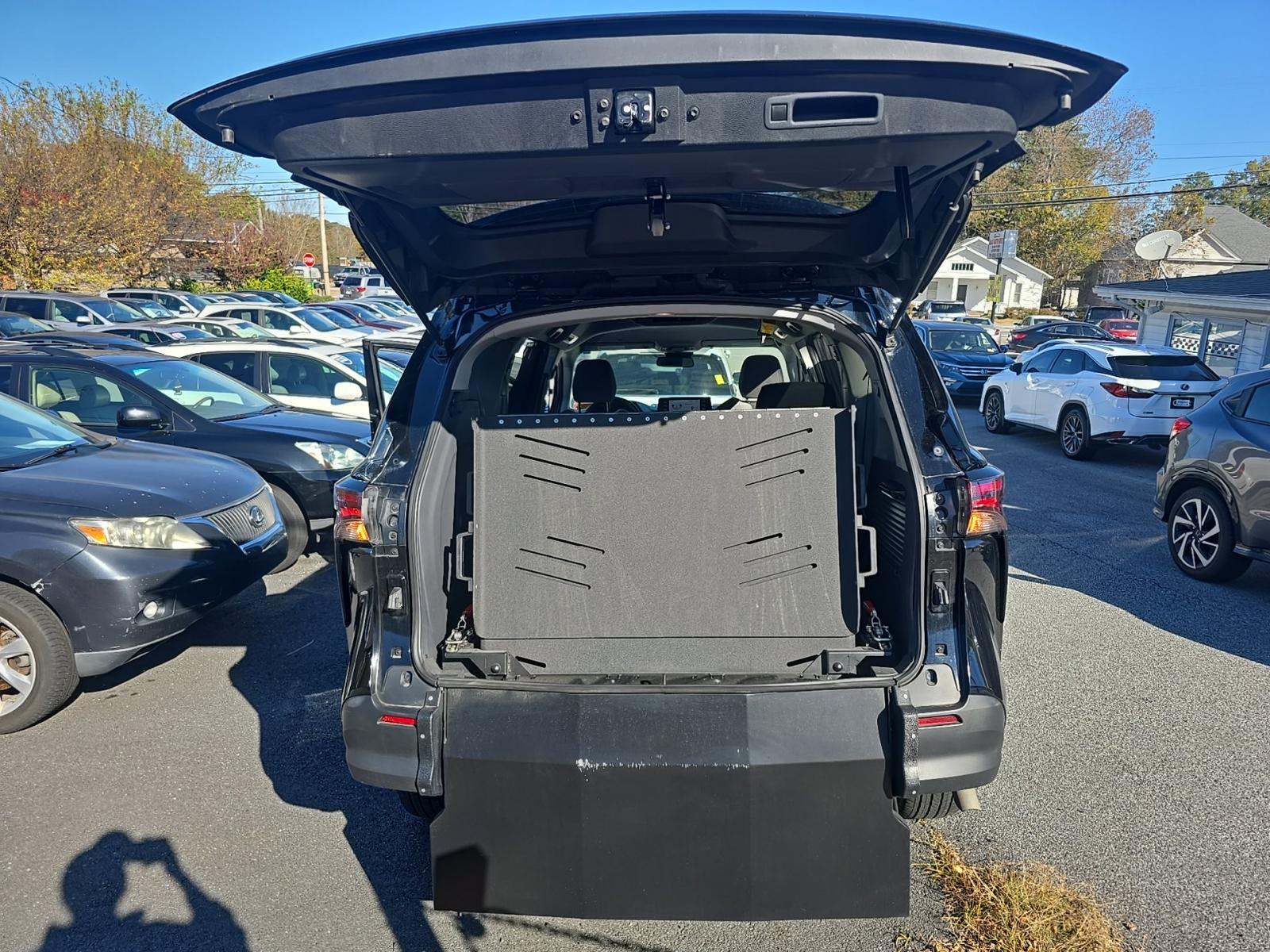 2024 Toyota Sienna LE FWD