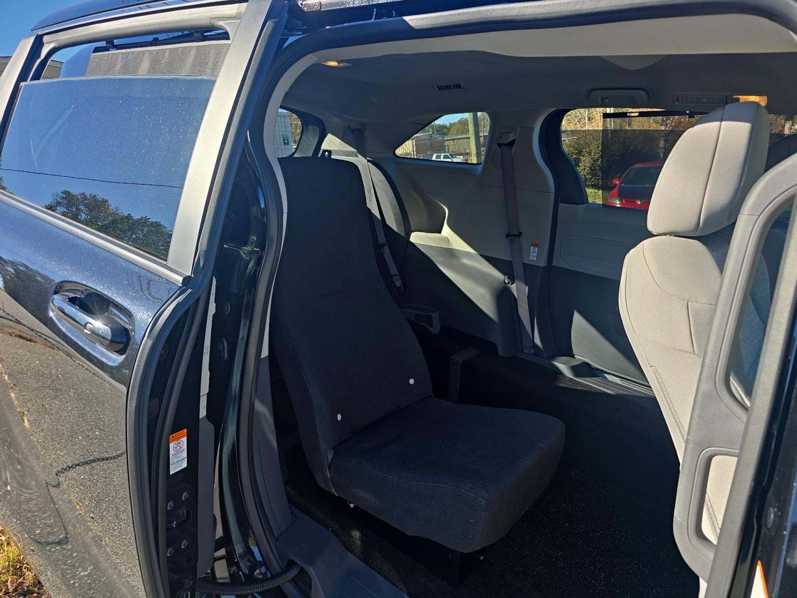 2024 Toyota Sienna LE FWD