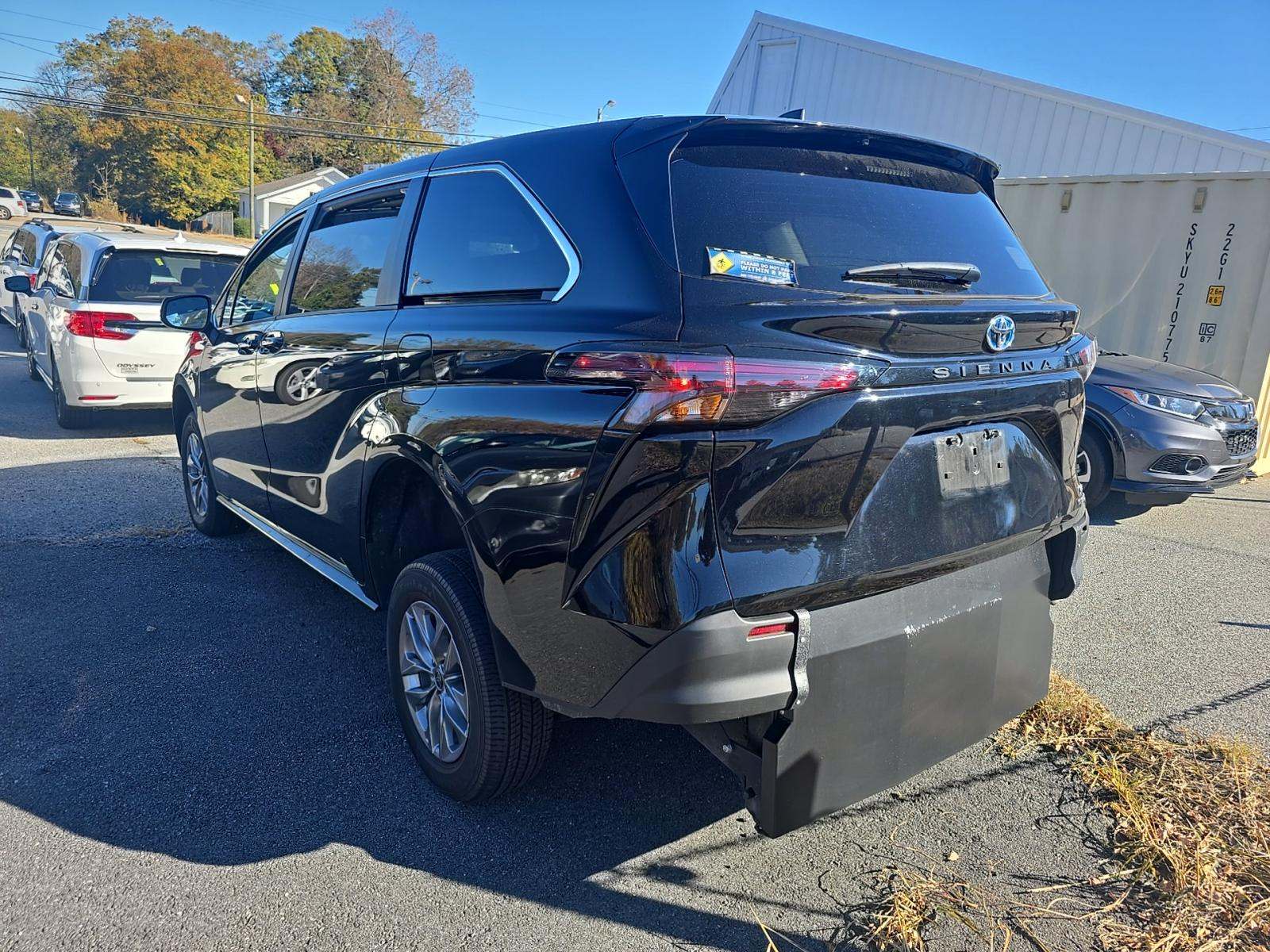 2024 Toyota Sienna LE FWD