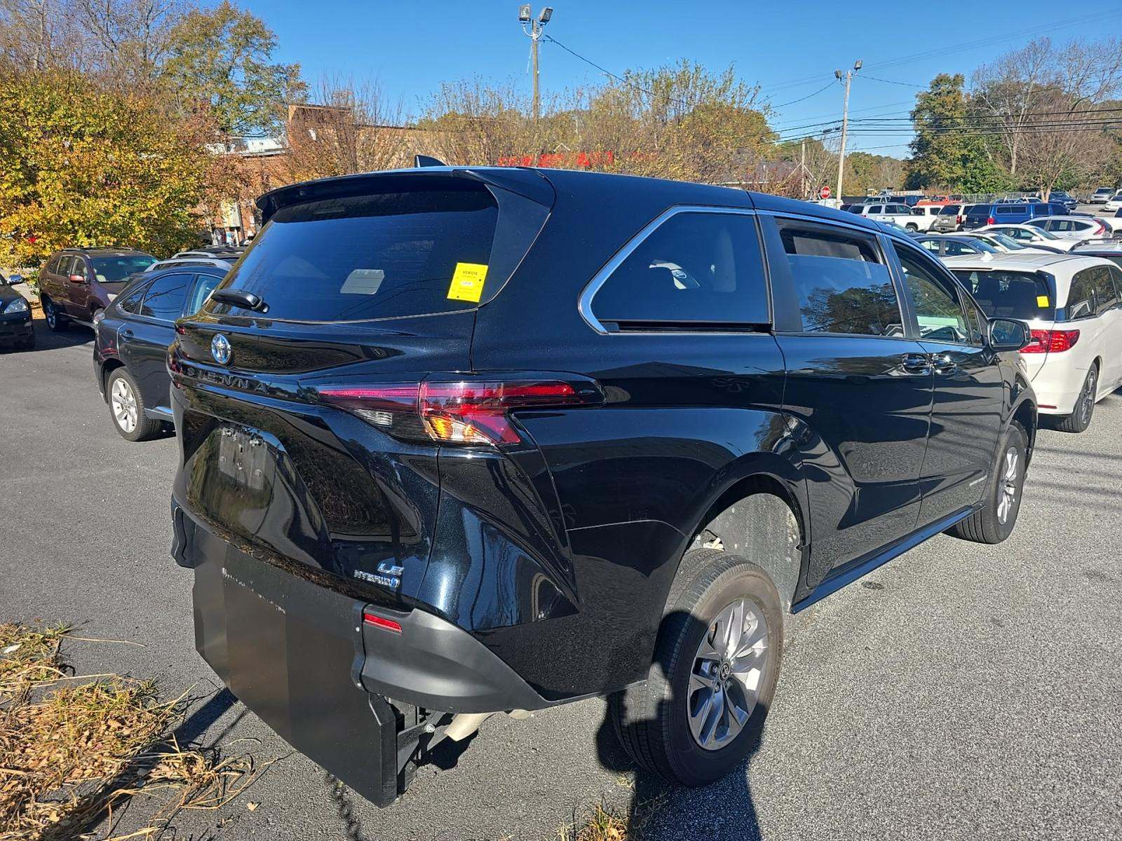 2024 Toyota Sienna LE FWD