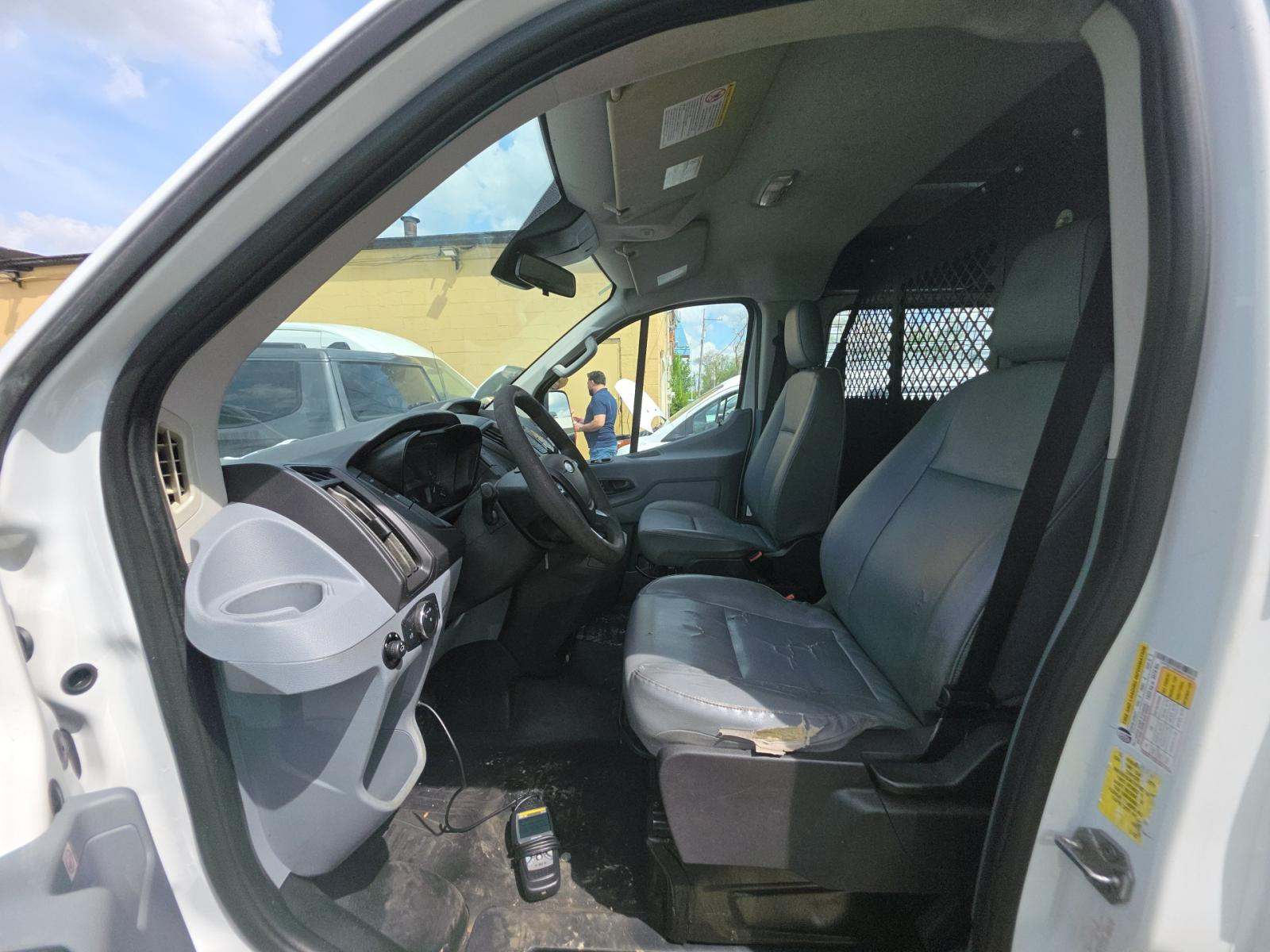 FORD TRANSIT 150 - 6