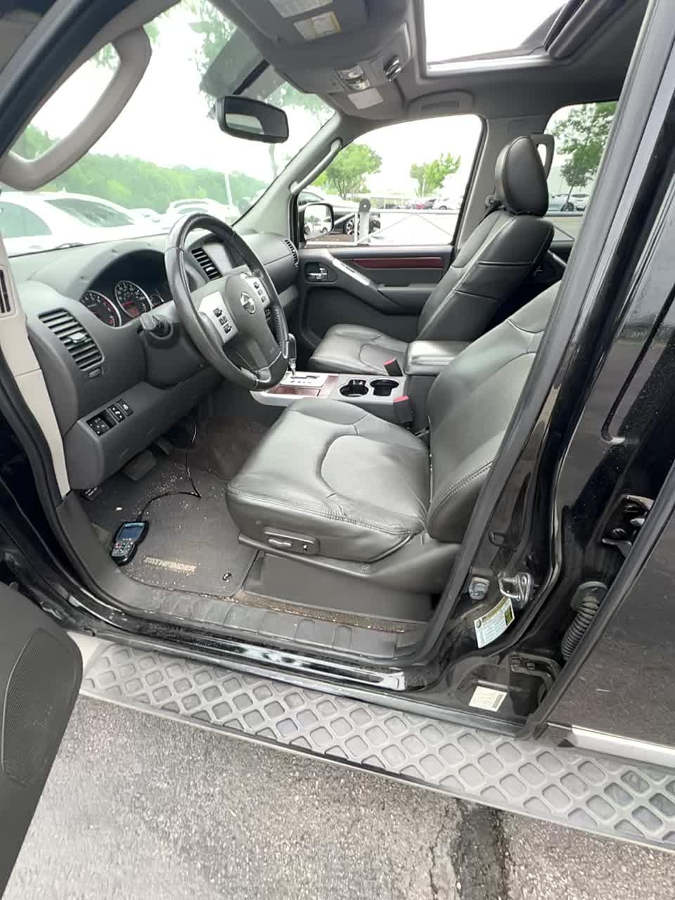 2012 Nissan Pathfinder LE RWD