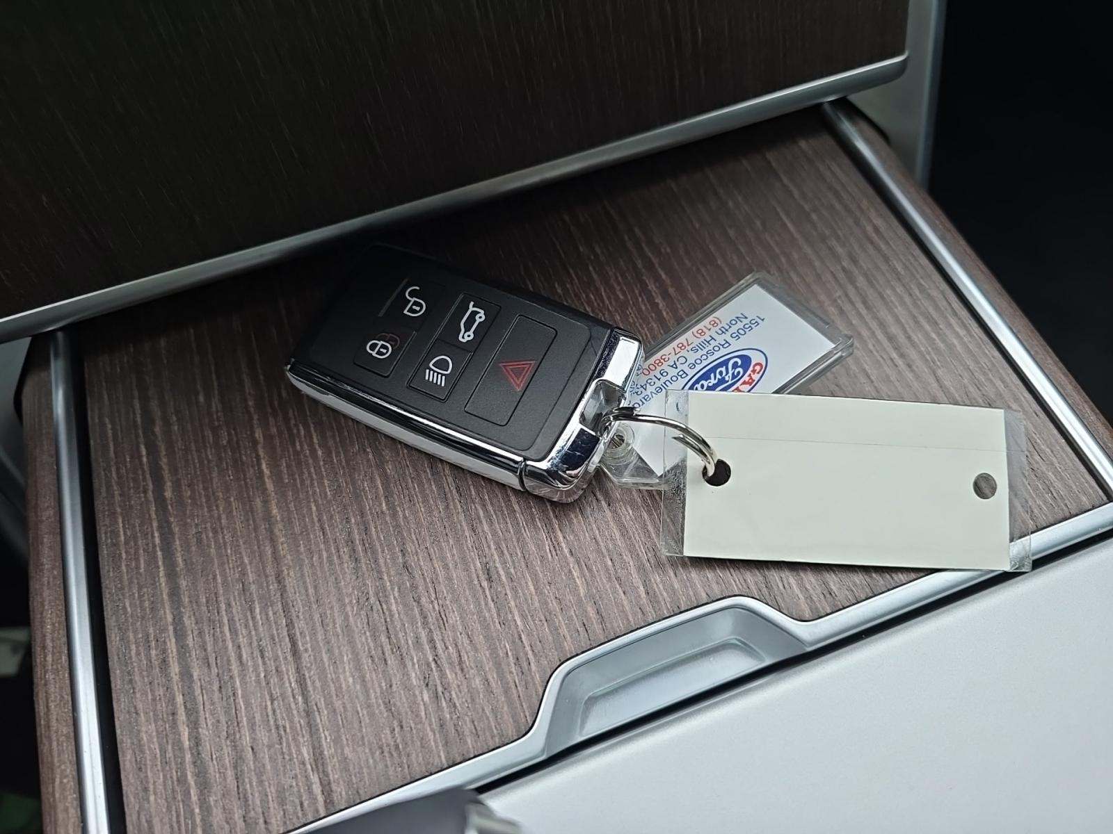 2025 Land Rover Range Rover SE AWD