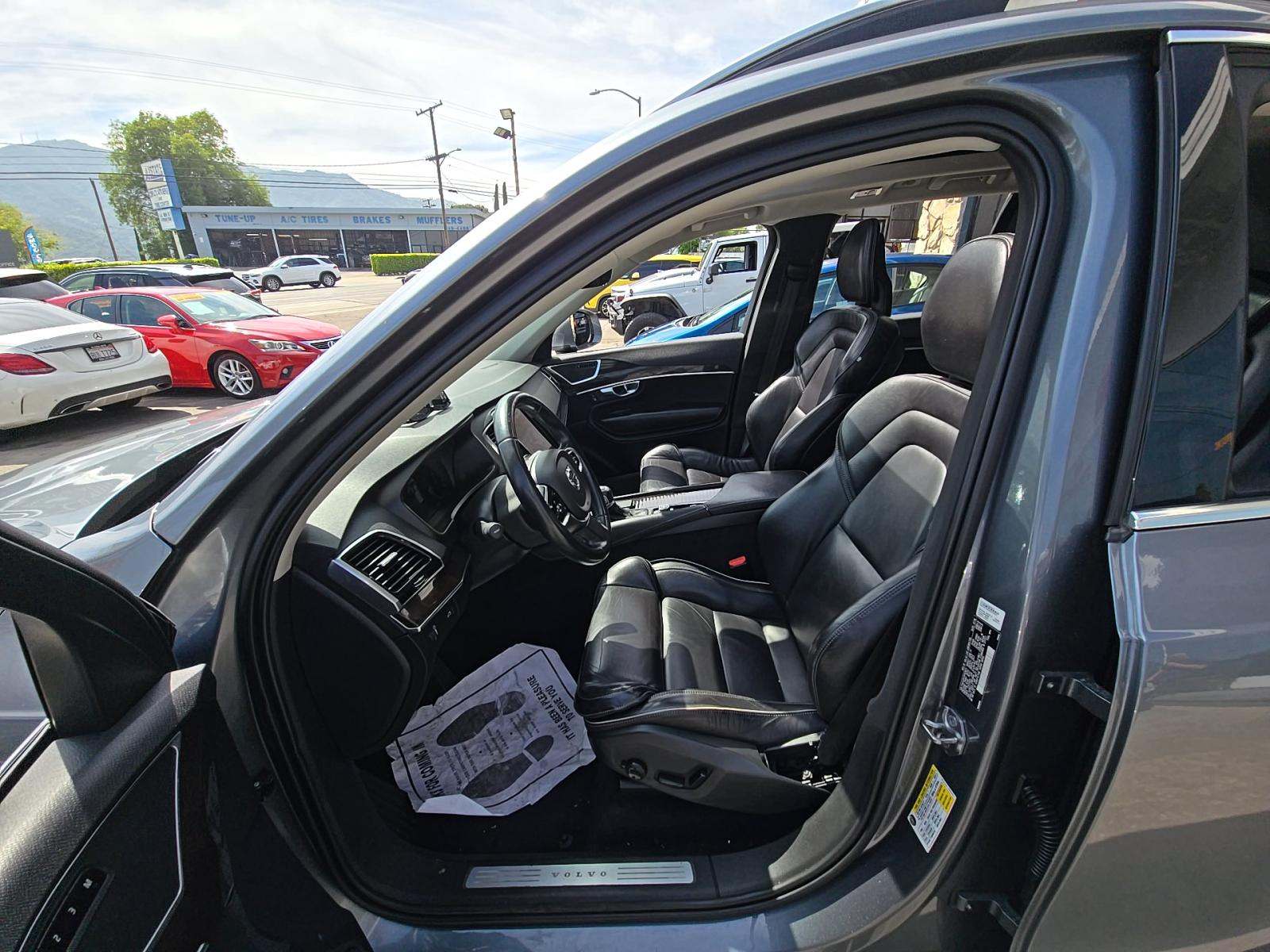 2017 Volvo XC90 T6 Momentum AWD