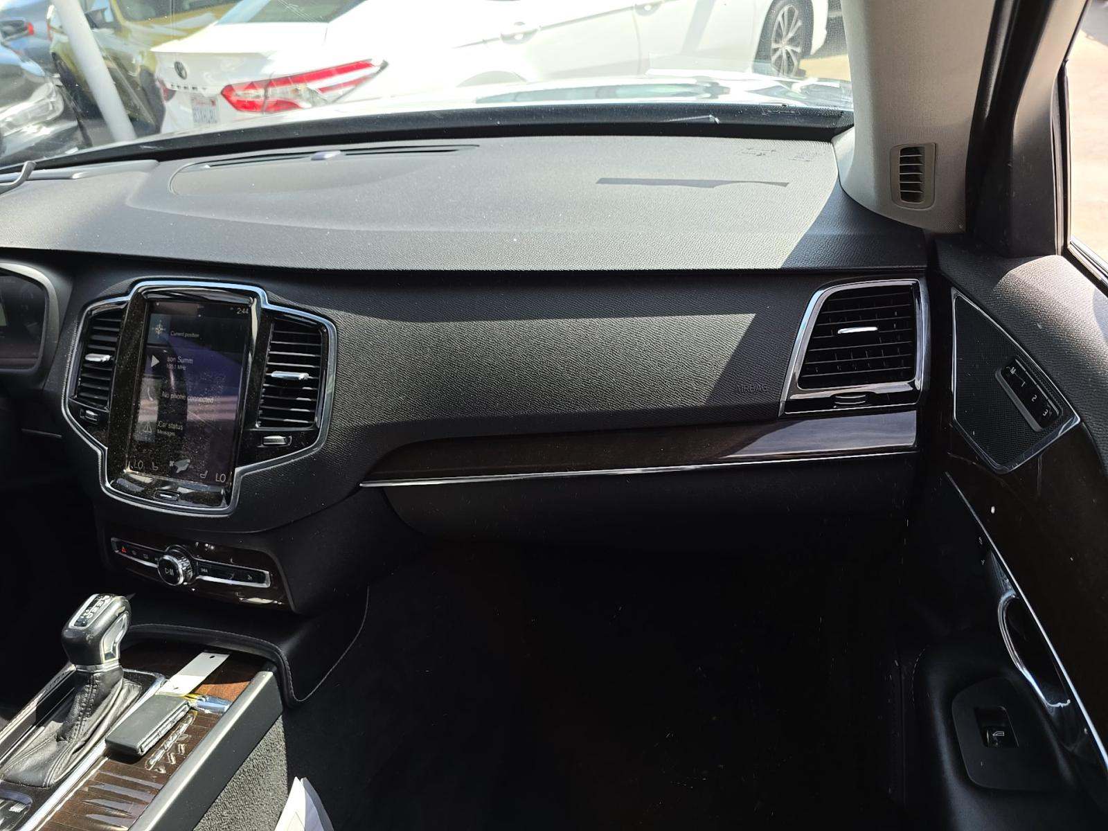 2017 Volvo XC90 T6 Momentum AWD