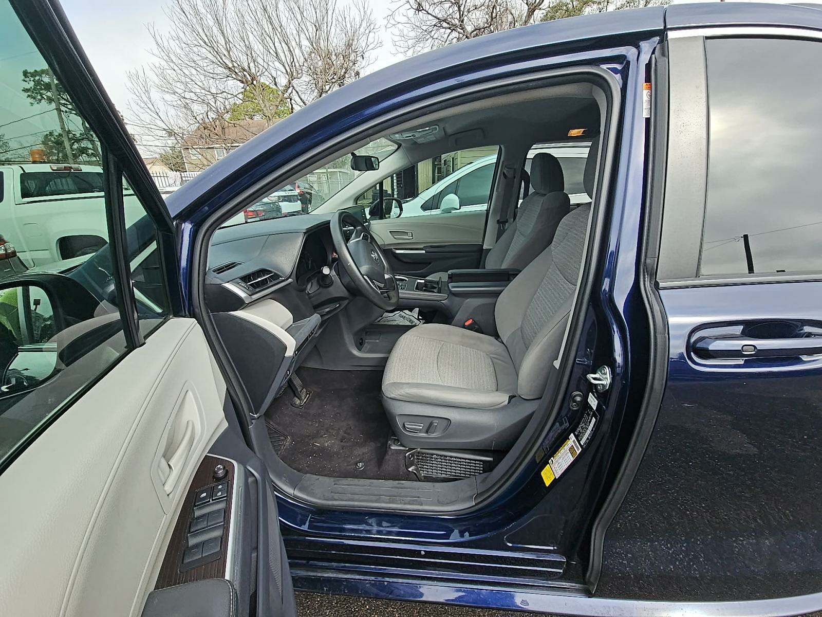 2021 Toyota Sienna LE FWD