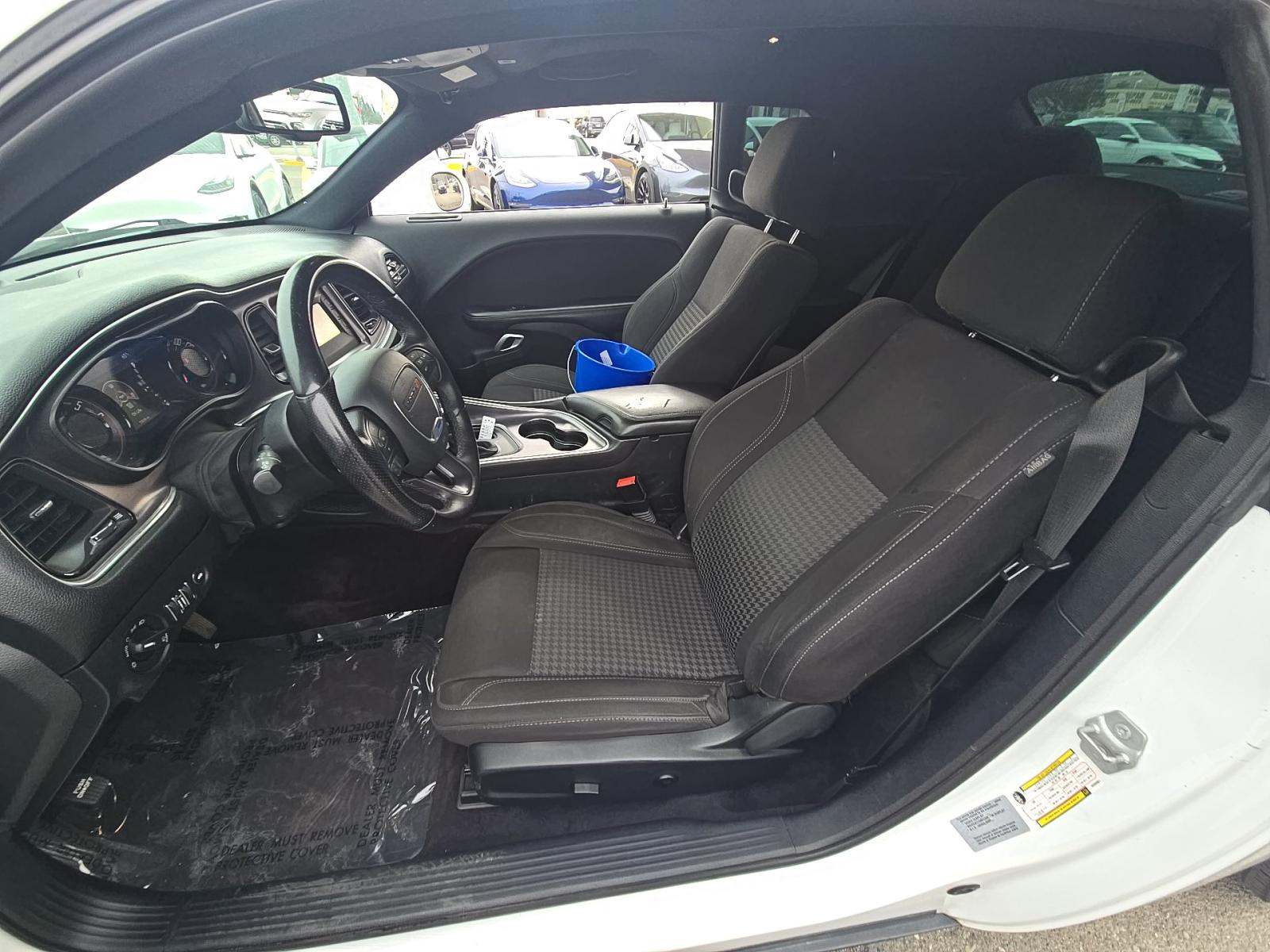 2017 Dodge Challenger SXT RWD