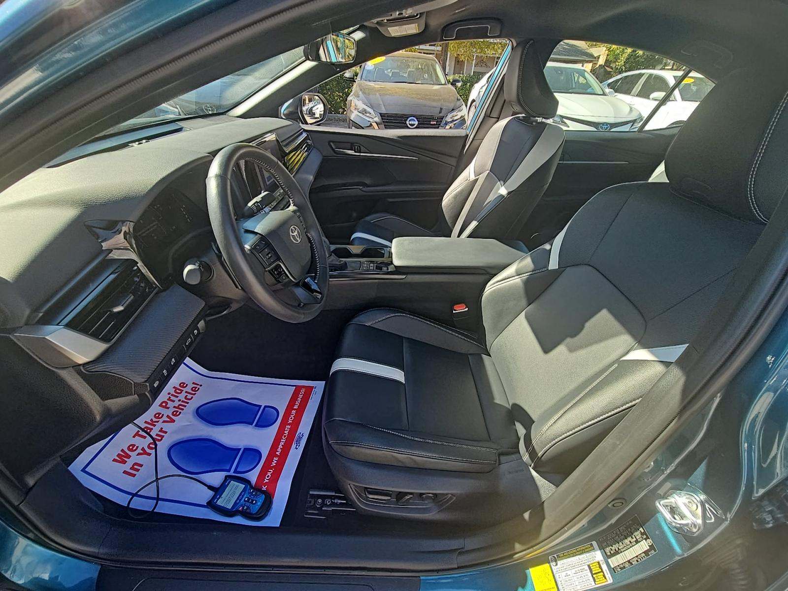 2025 Toyota Camry SE FWD