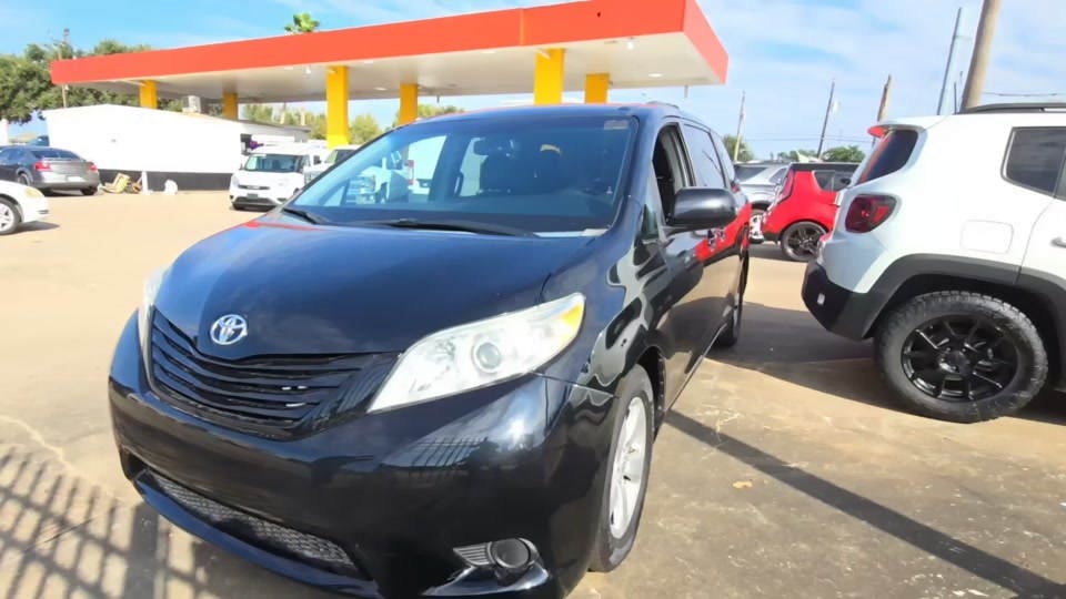 2015 Toyota Sienna LE 8-Passenger 119.3