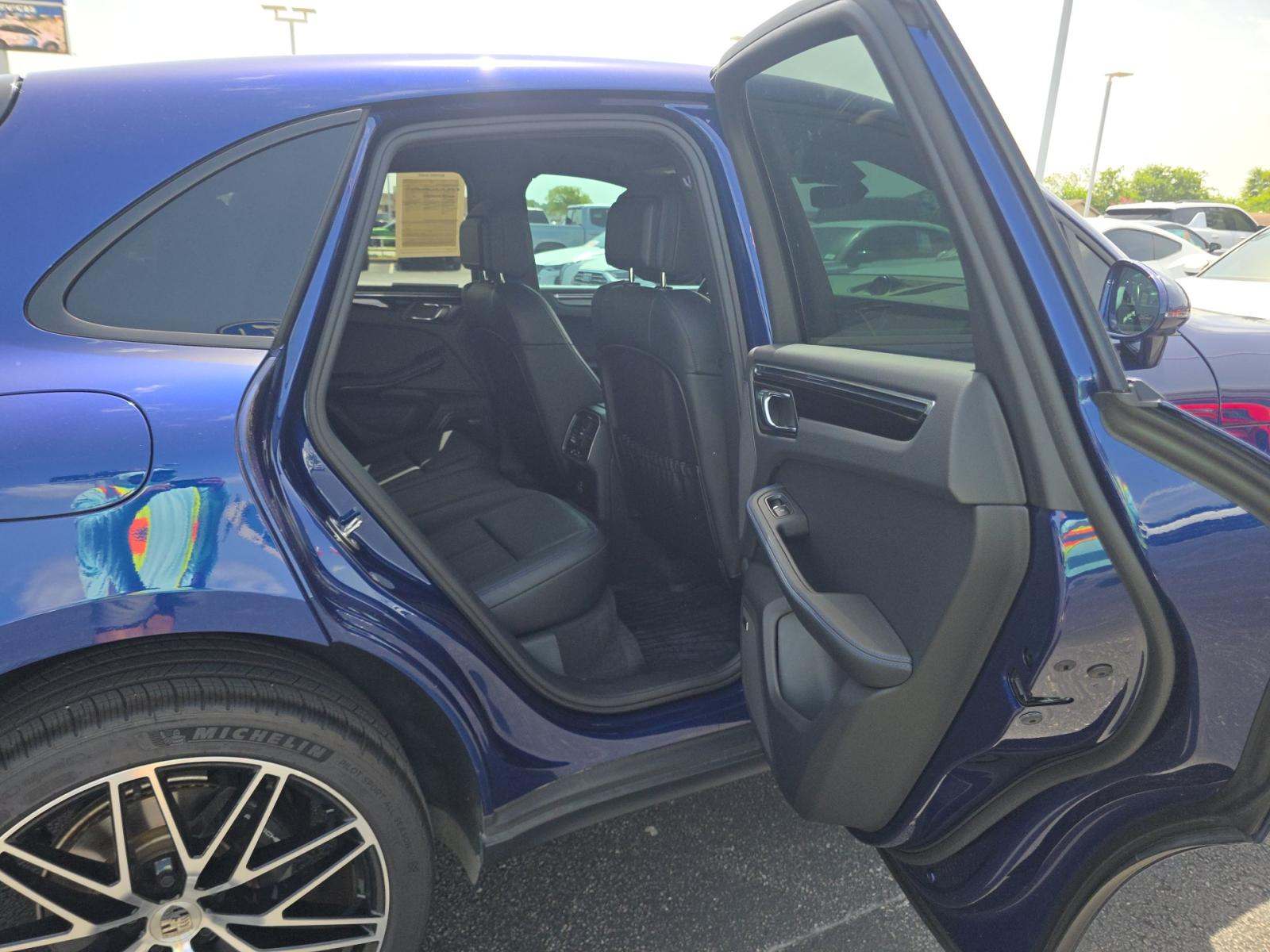2025 Porsche Macan Base AWD