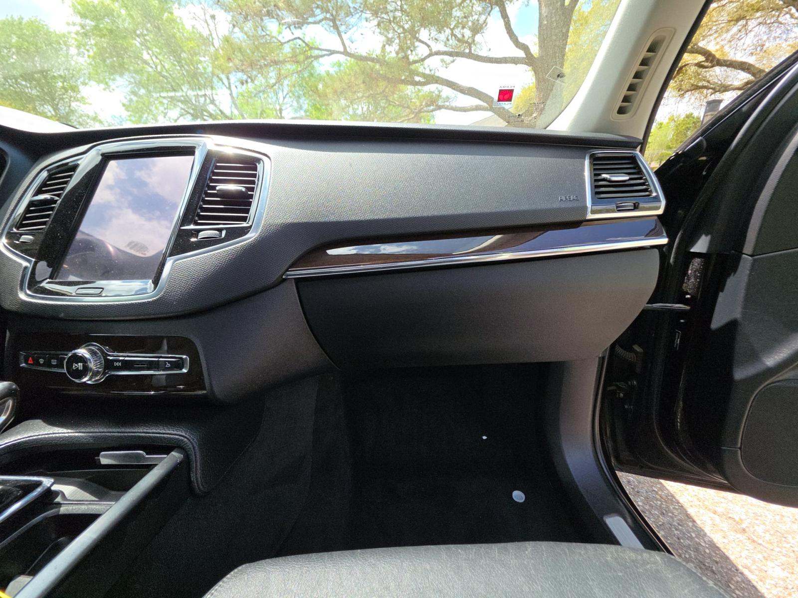 2016 Volvo XC90 T6 Momentum AWD