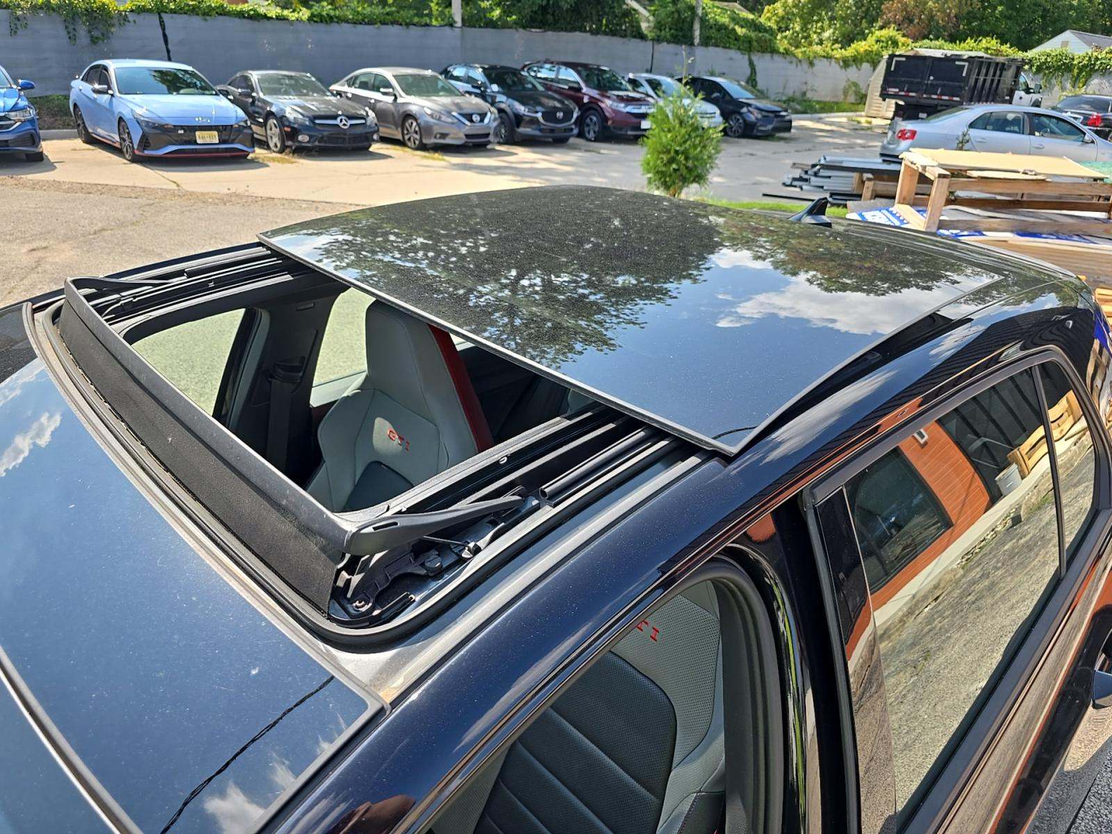 2023 Volkswagen Golf GTI 2.0T SE FWD