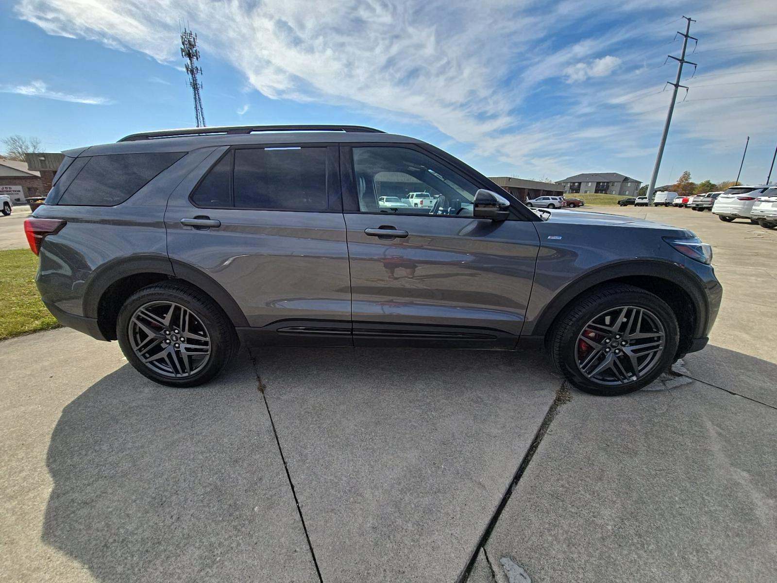 2025 Ford Explorer ST-Line AWD