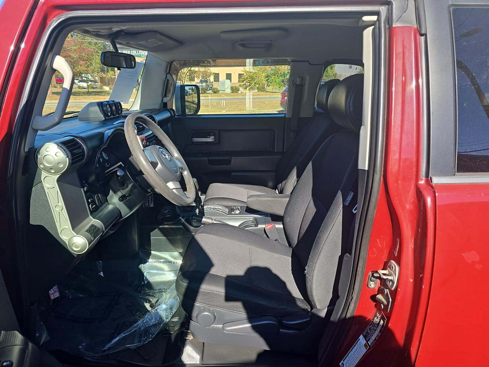 Toyota FJ Cruiser w/Rear Doors снимка Toyota FJ Cruiser w/Rear Doors
