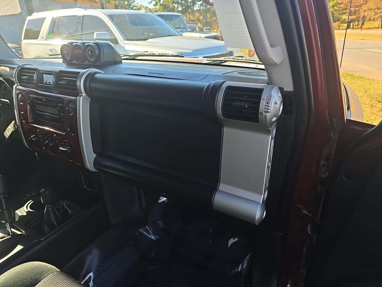 Toyota FJ Cruiser w/Rear Doors снимка Toyota FJ Cruiser w/Rear Doors