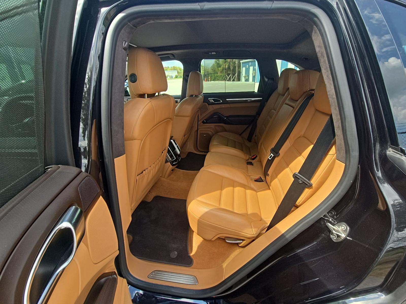 PORSCHE CAYENNE - 9