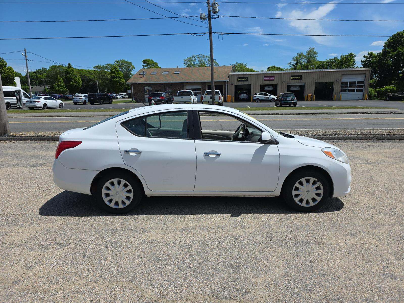 NISSAN VERSA - 4