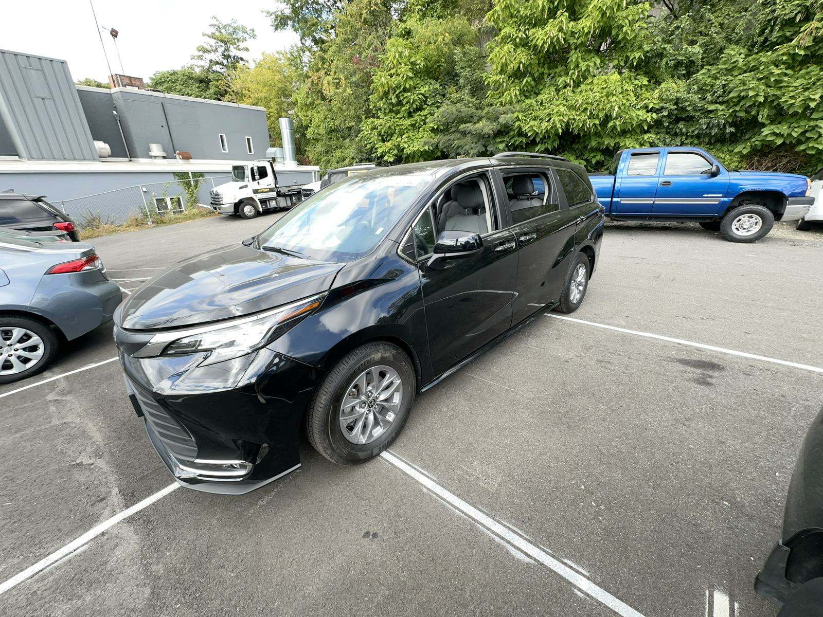 2023 Toyota Sienna XLE 8-Passenger 120.5