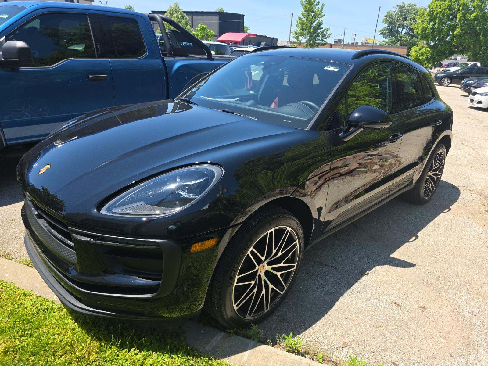 2023 Porsche Macan Base AWD