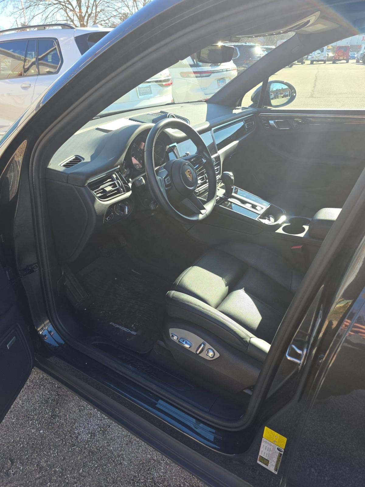 2022 Porsche Macan Base AWD