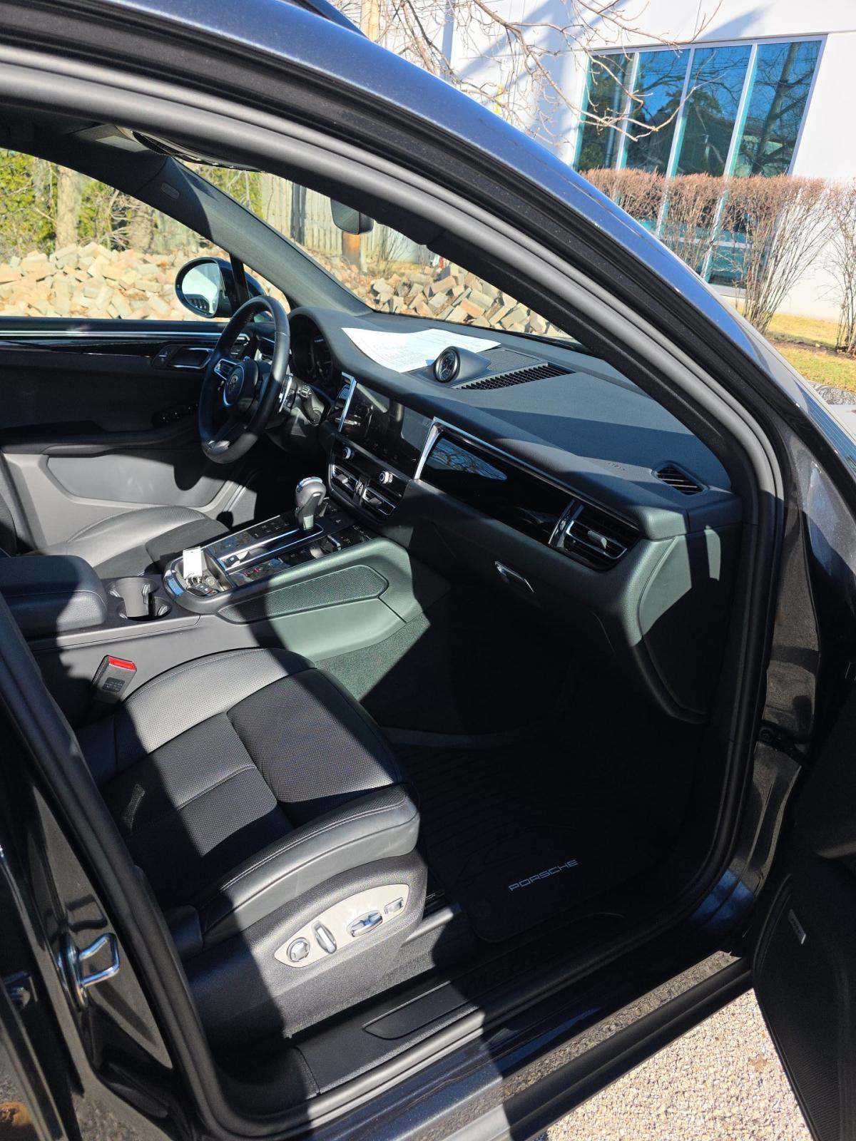 2022 Porsche Macan Base AWD