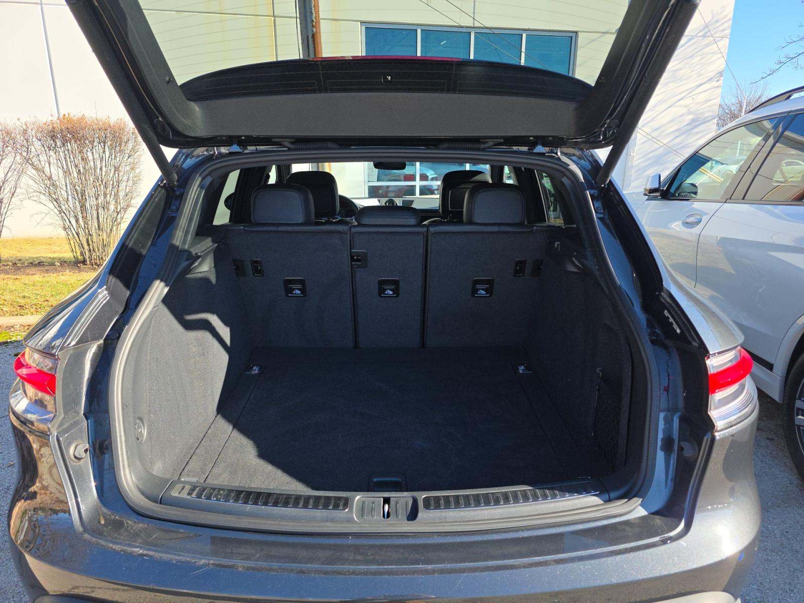 2022 Porsche Macan Base AWD