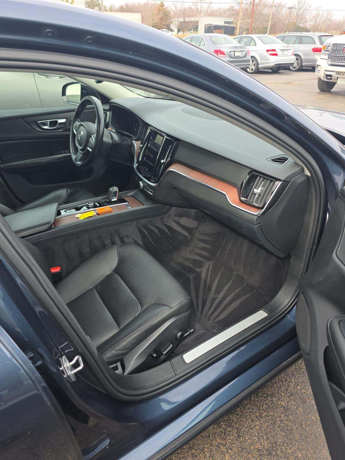 2022 Volvo S60 B5 Momentum AWD