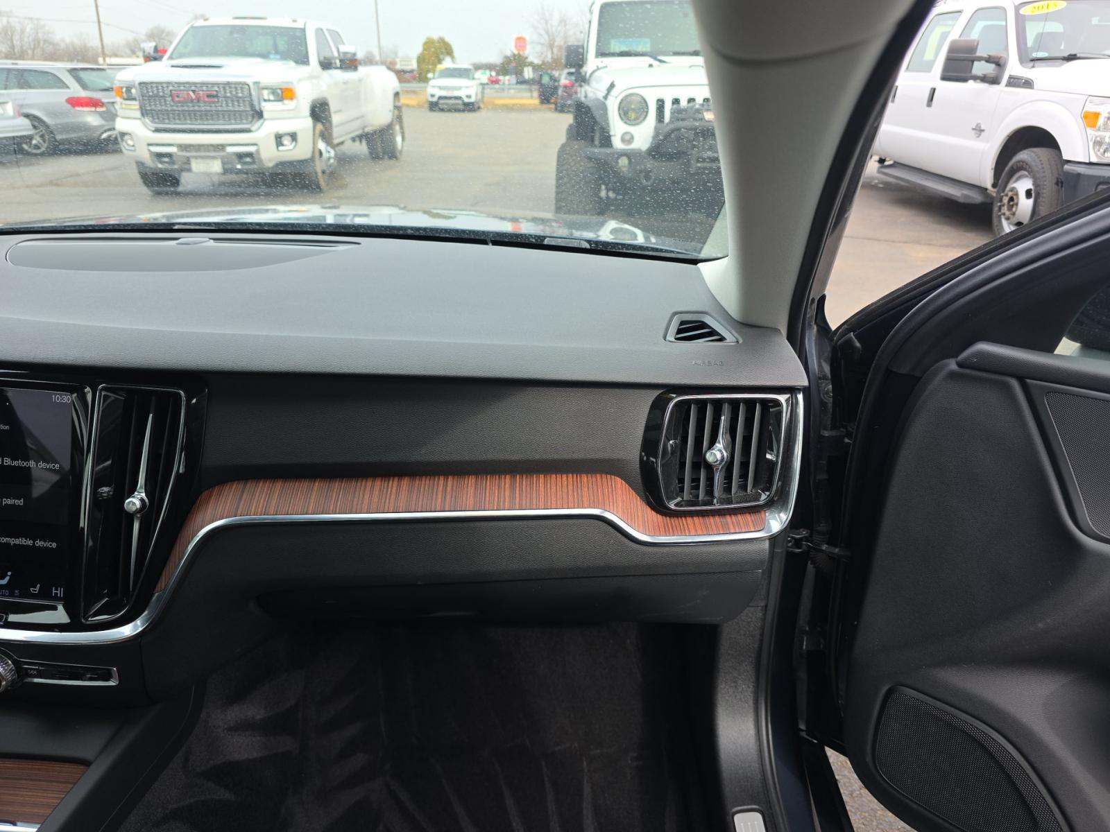 2022 Volvo S60 B5 Momentum AWD