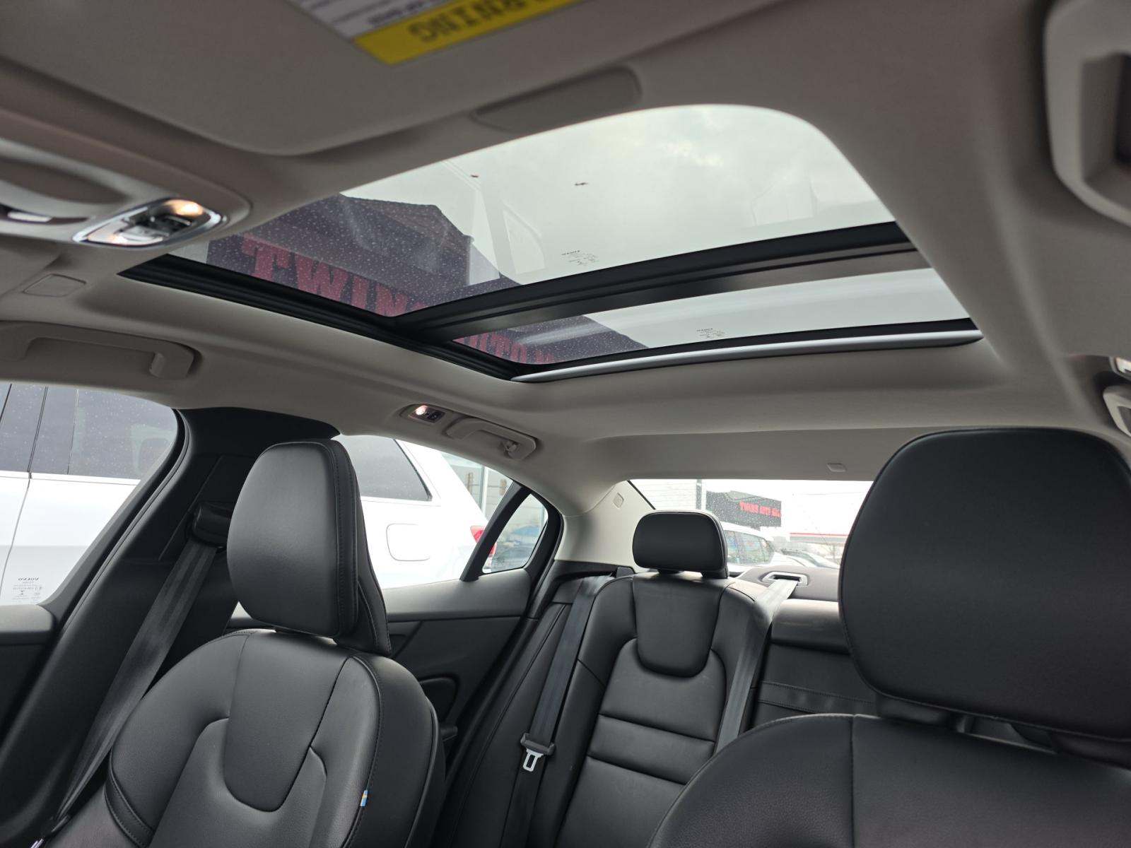 2022 Volvo S60 B5 Momentum AWD