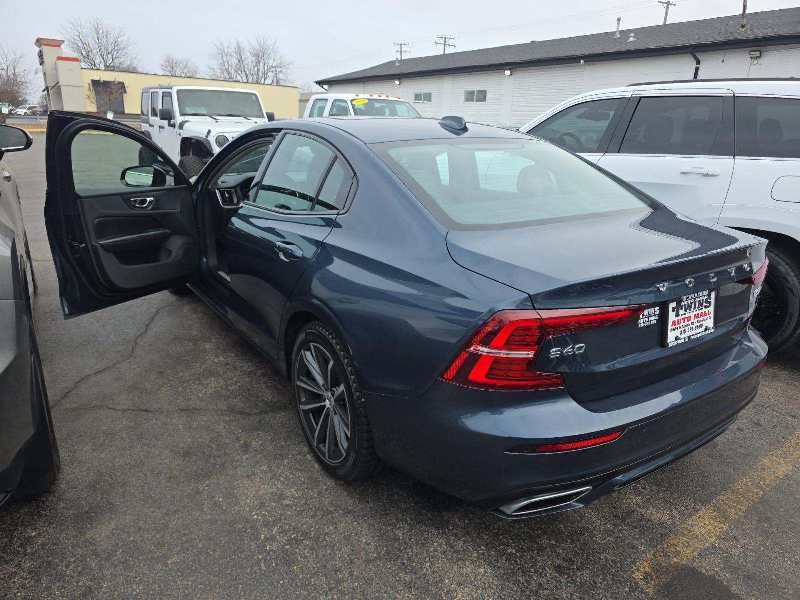 2022 Volvo S60 B5 Momentum AWD