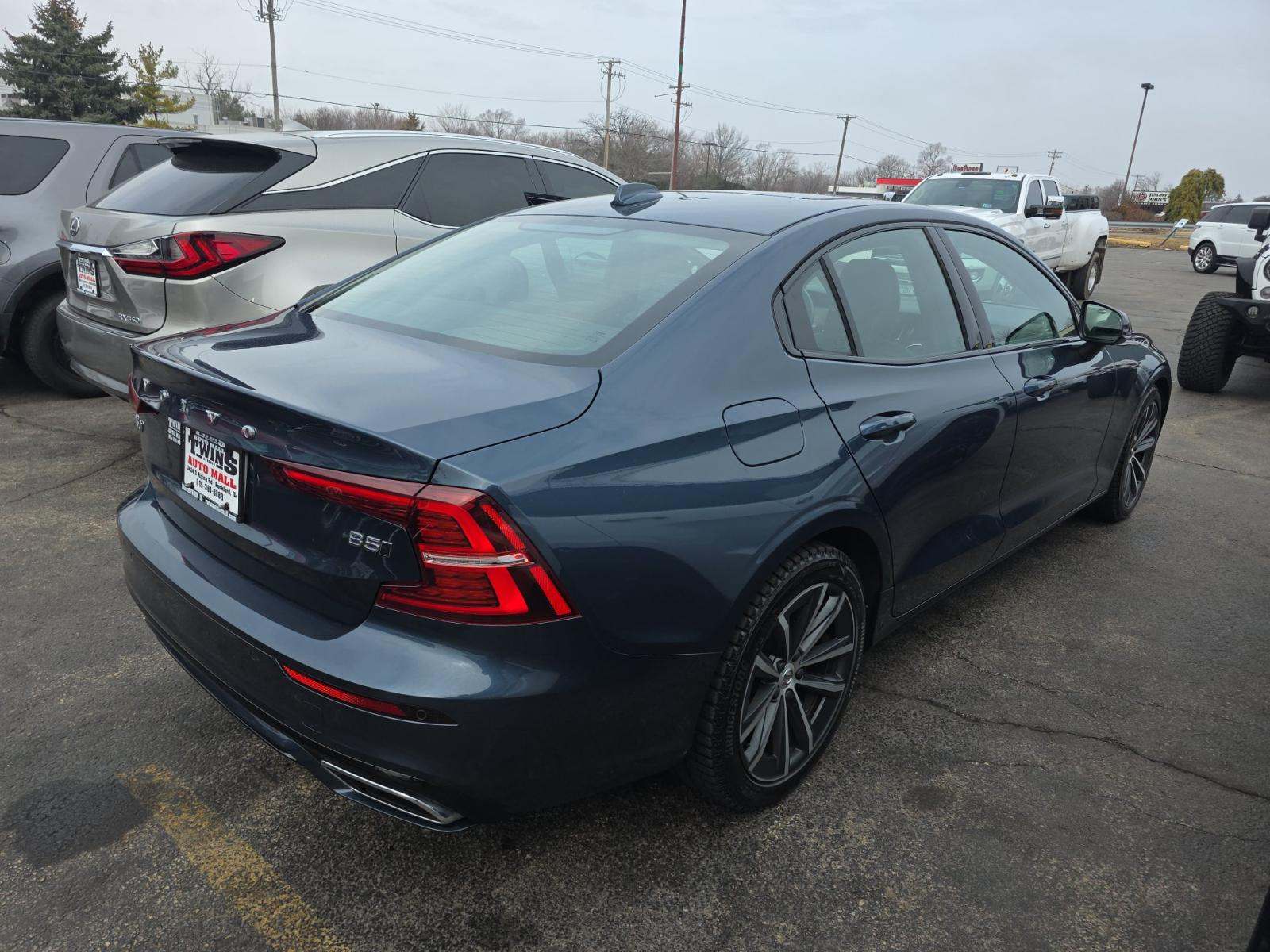 2022 Volvo S60 B5 Momentum AWD