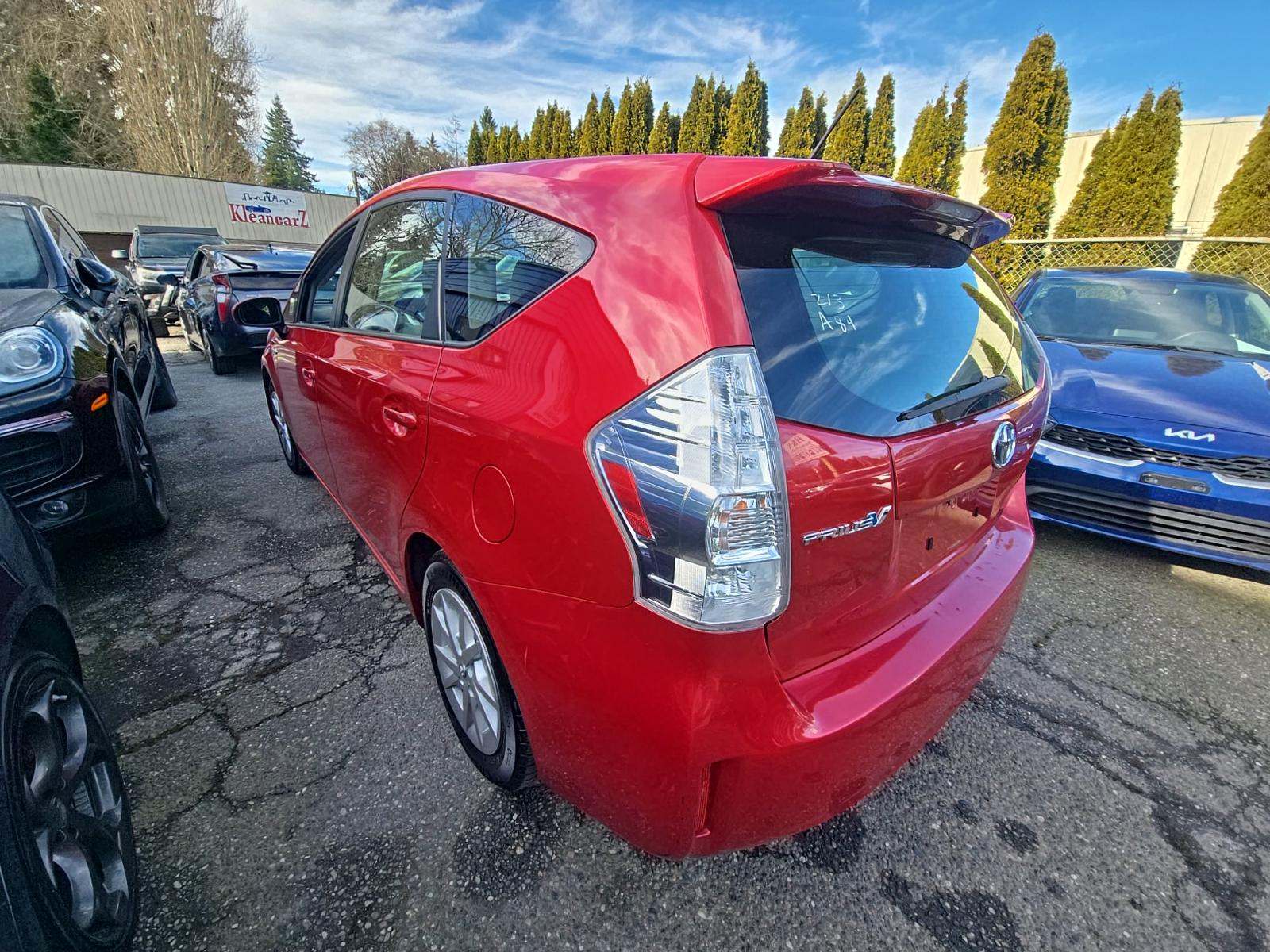 2014 Toyota Prius v Two FWD