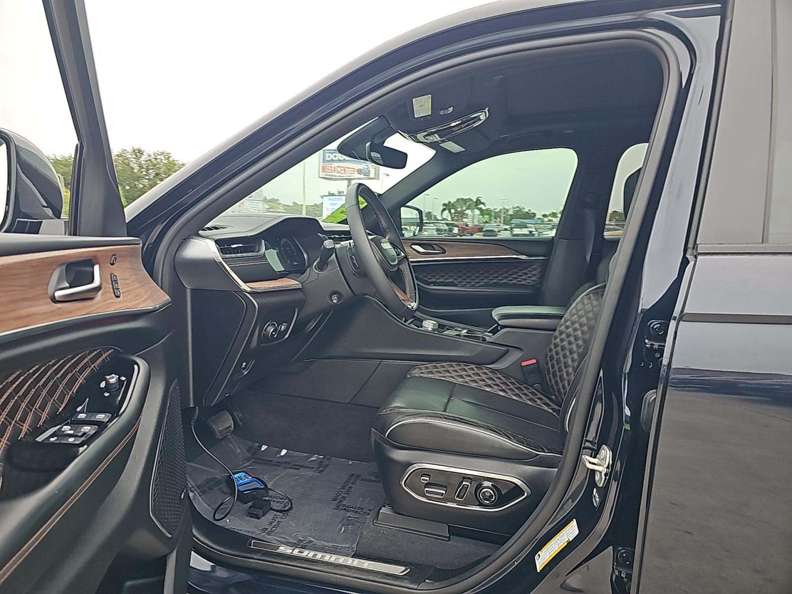 2023 Jeep Grand Cherokee Summit RWD