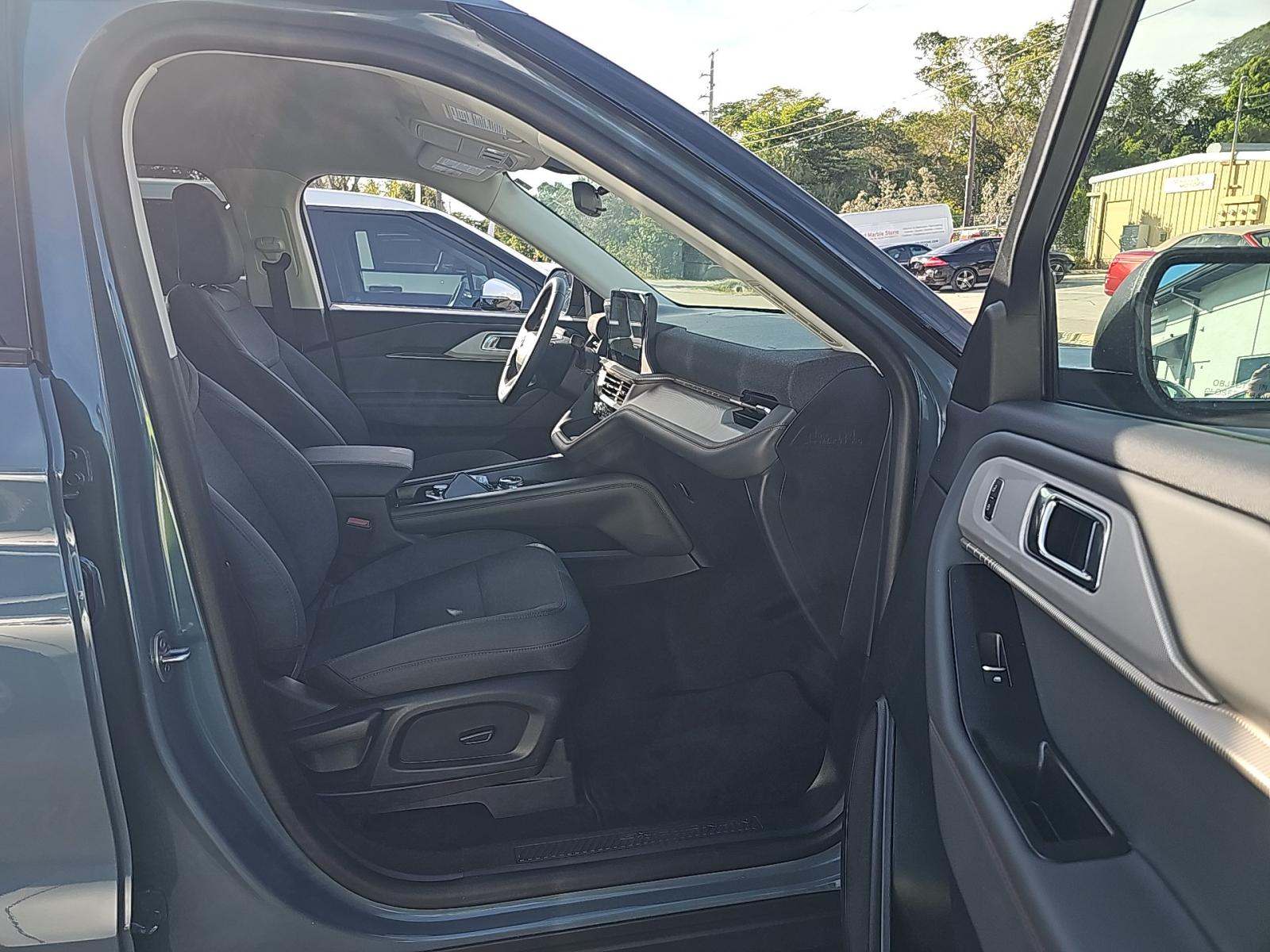 2025 Ford Explorer Active RWD