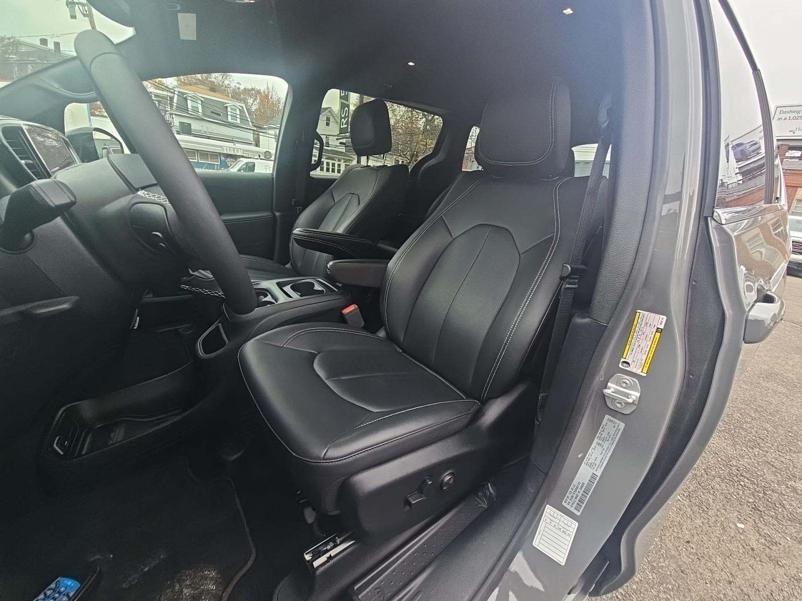 2025 Chrysler Pacifica Hybrid Select FWD