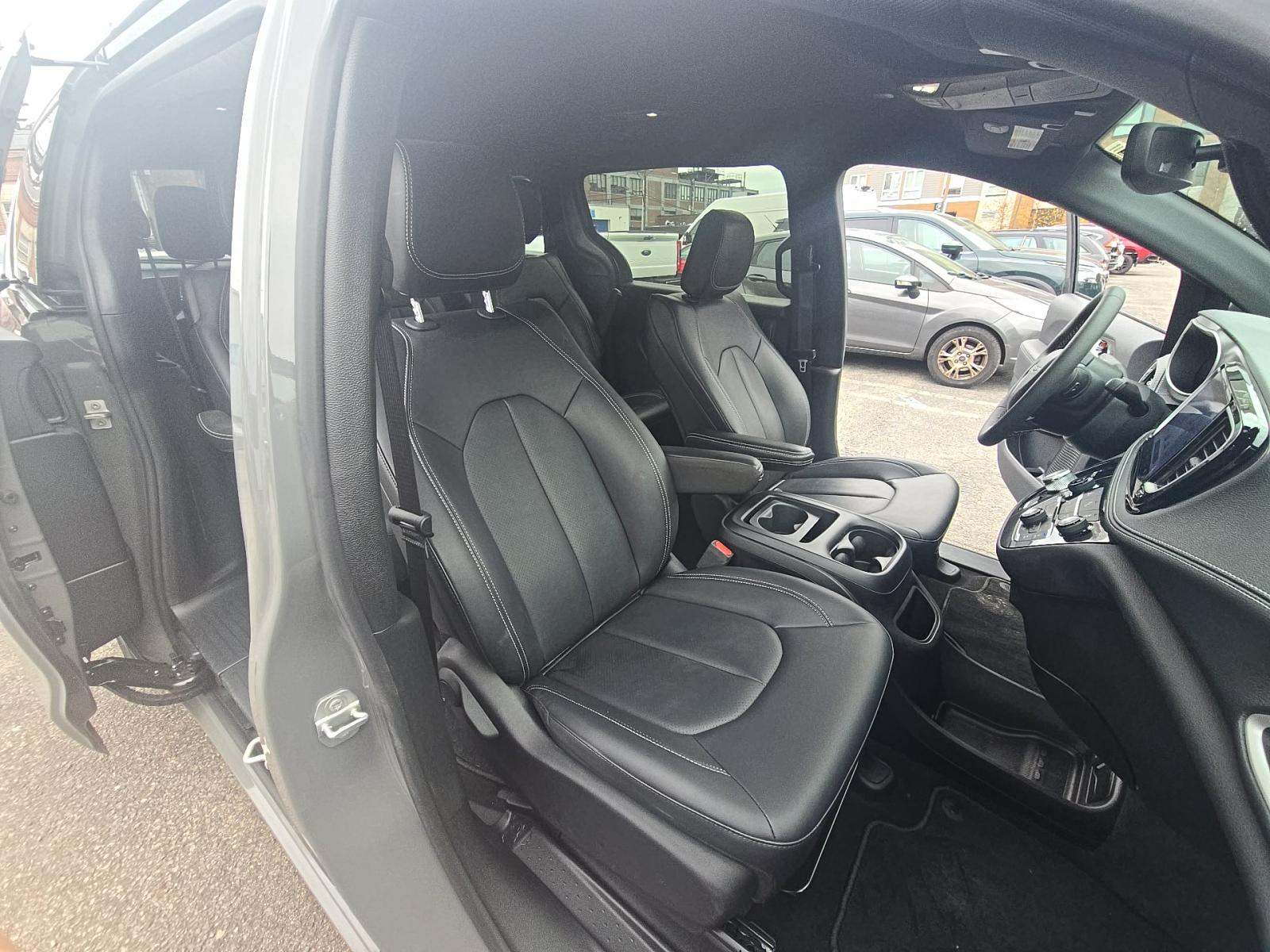 2025 Chrysler Pacifica Hybrid Select FWD