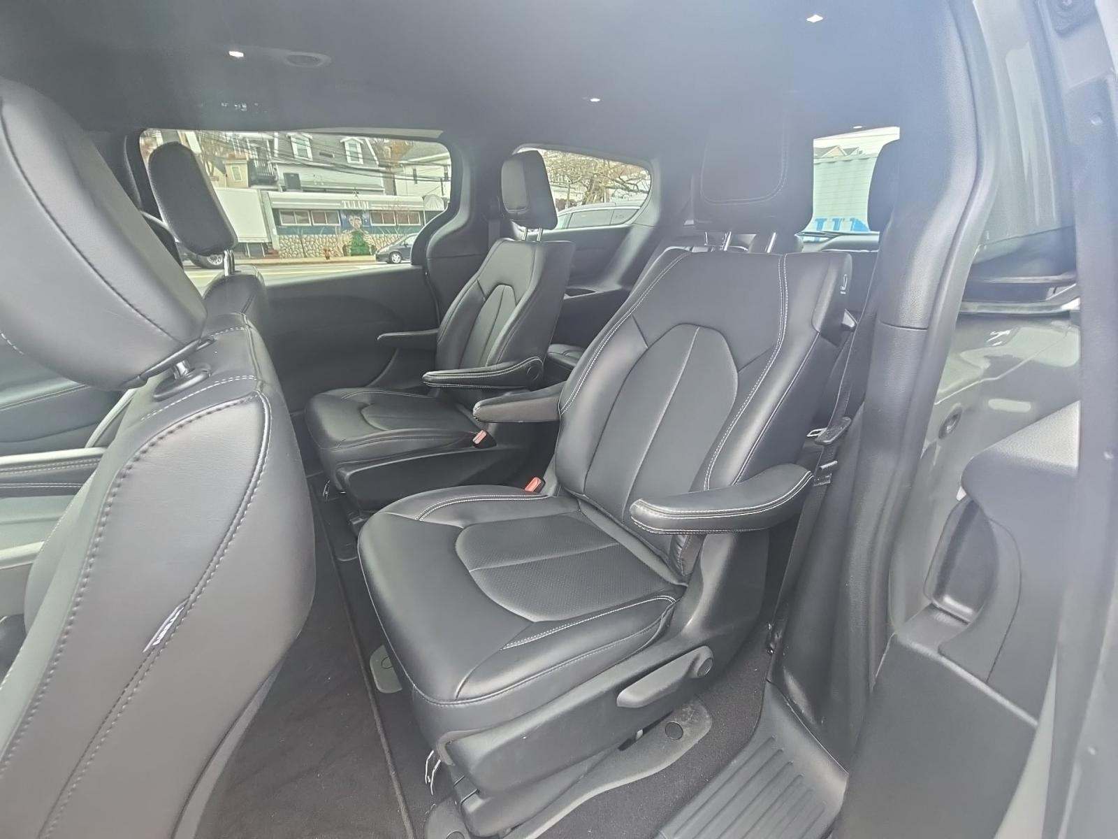 2025 Chrysler Pacifica Hybrid Select FWD