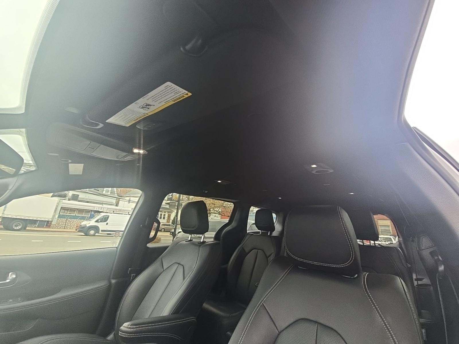 2025 Chrysler Pacifica Hybrid Select FWD