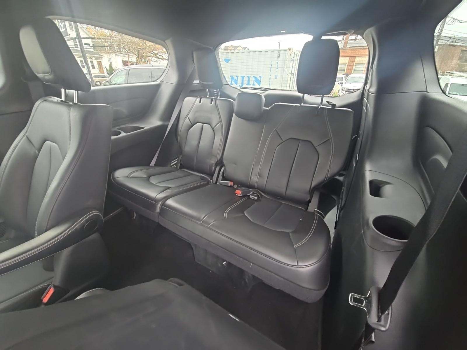 2025 Chrysler Pacifica Hybrid Select FWD