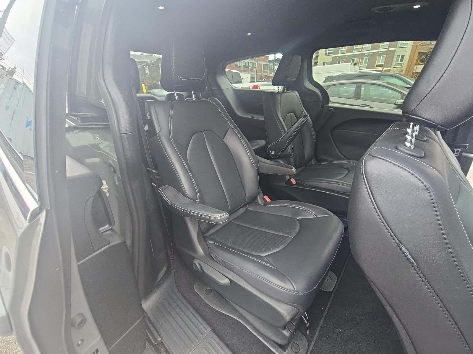 2025 Chrysler Pacifica Hybrid Select FWD