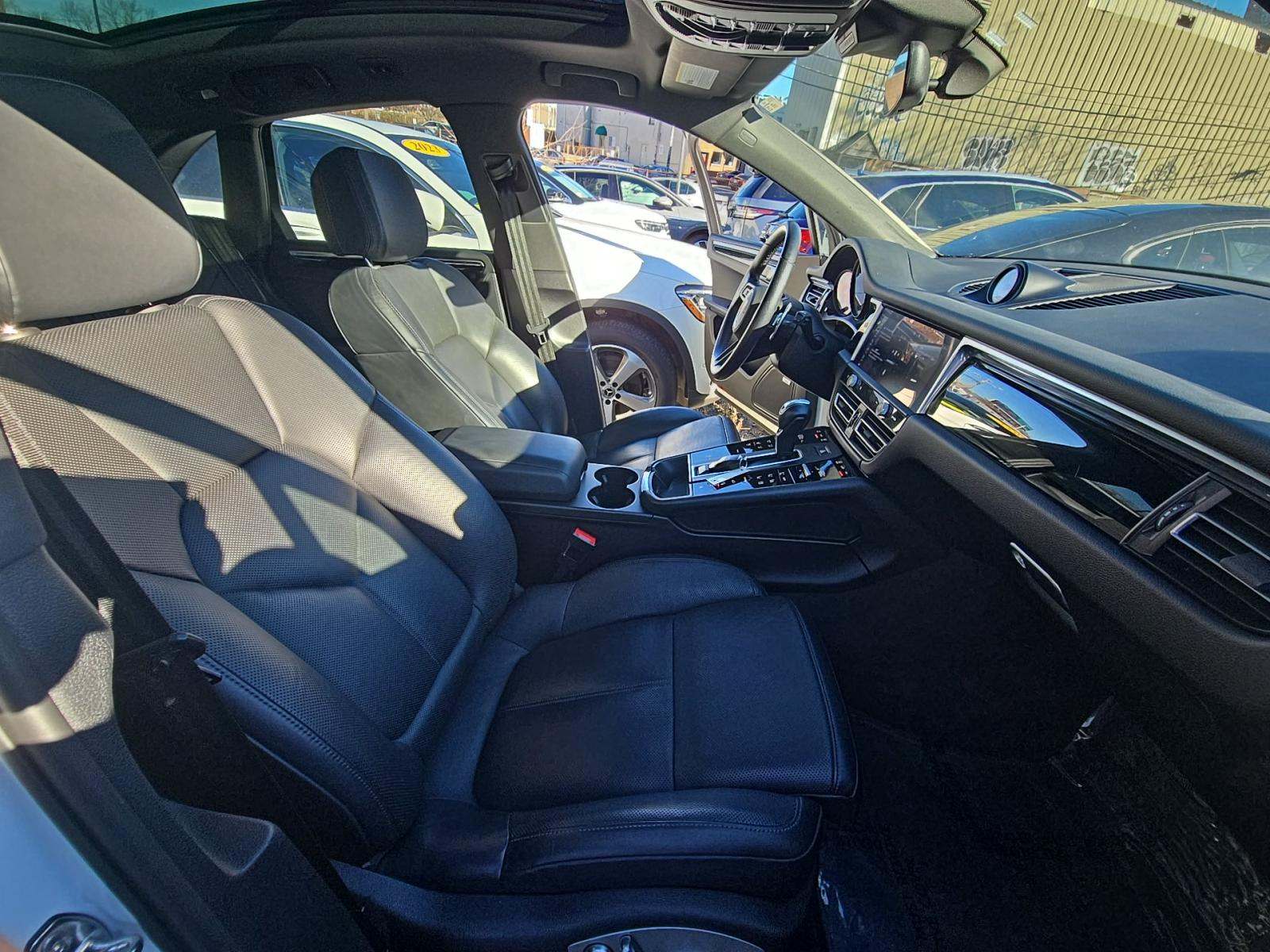 2022 Porsche Macan Base AWD