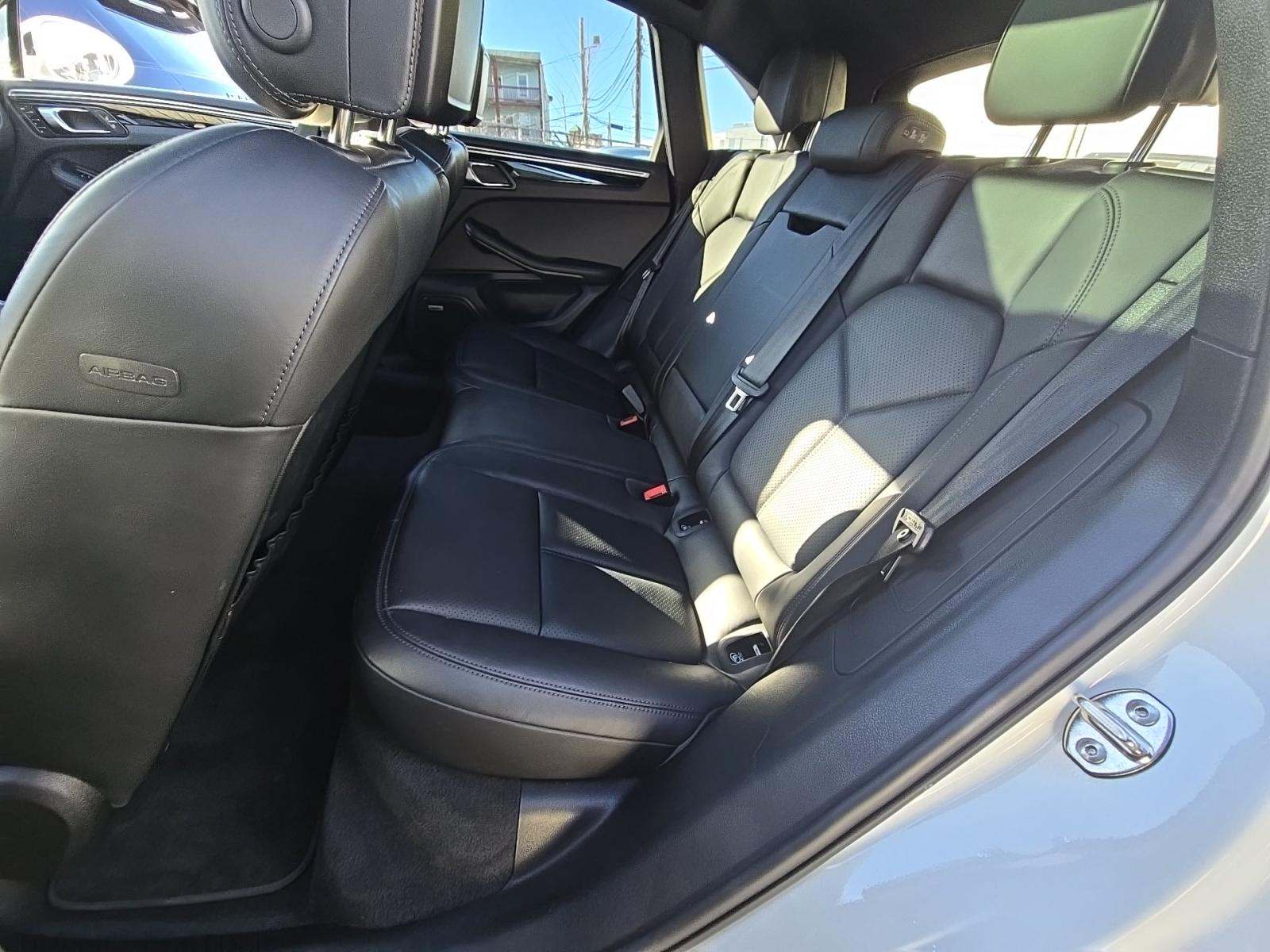 2022 Porsche Macan Base AWD