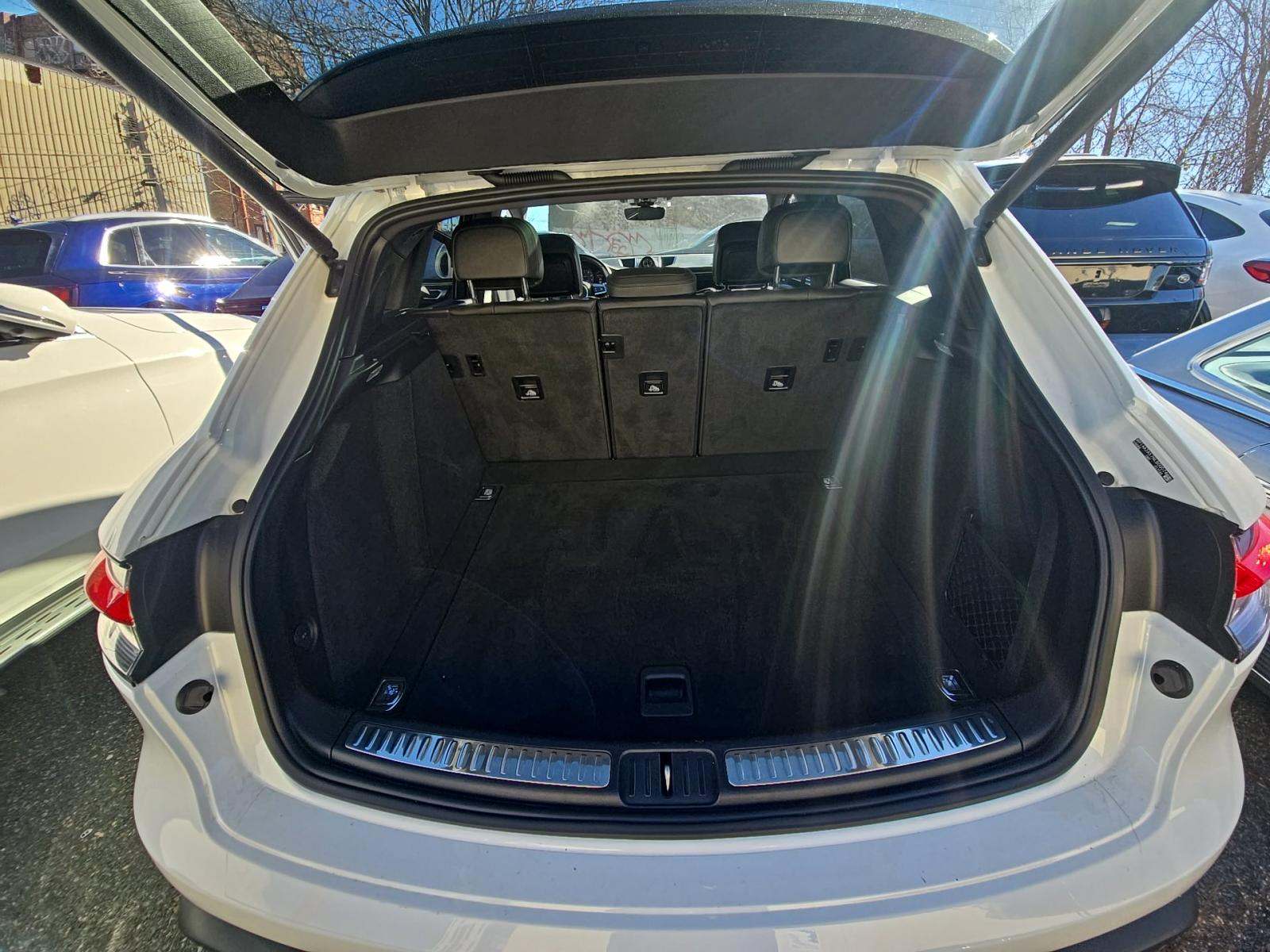 2022 Porsche Macan Base AWD