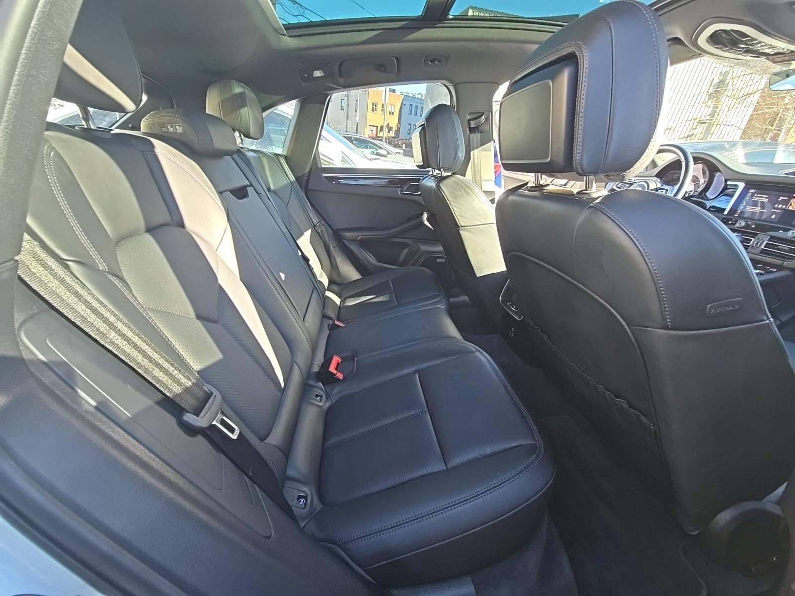 2022 Porsche Macan Base AWD