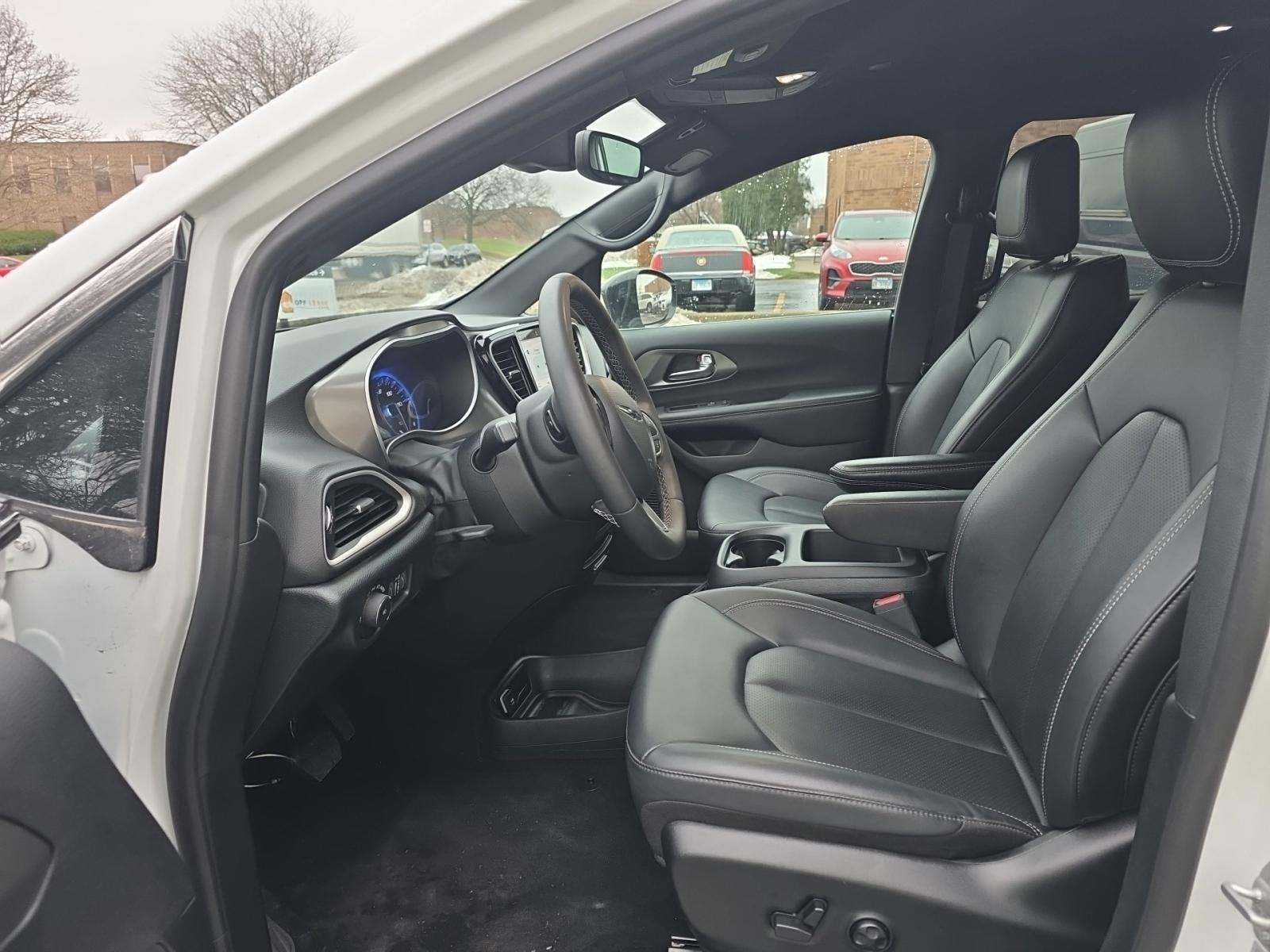 2025 Chrysler Pacifica Select FWD