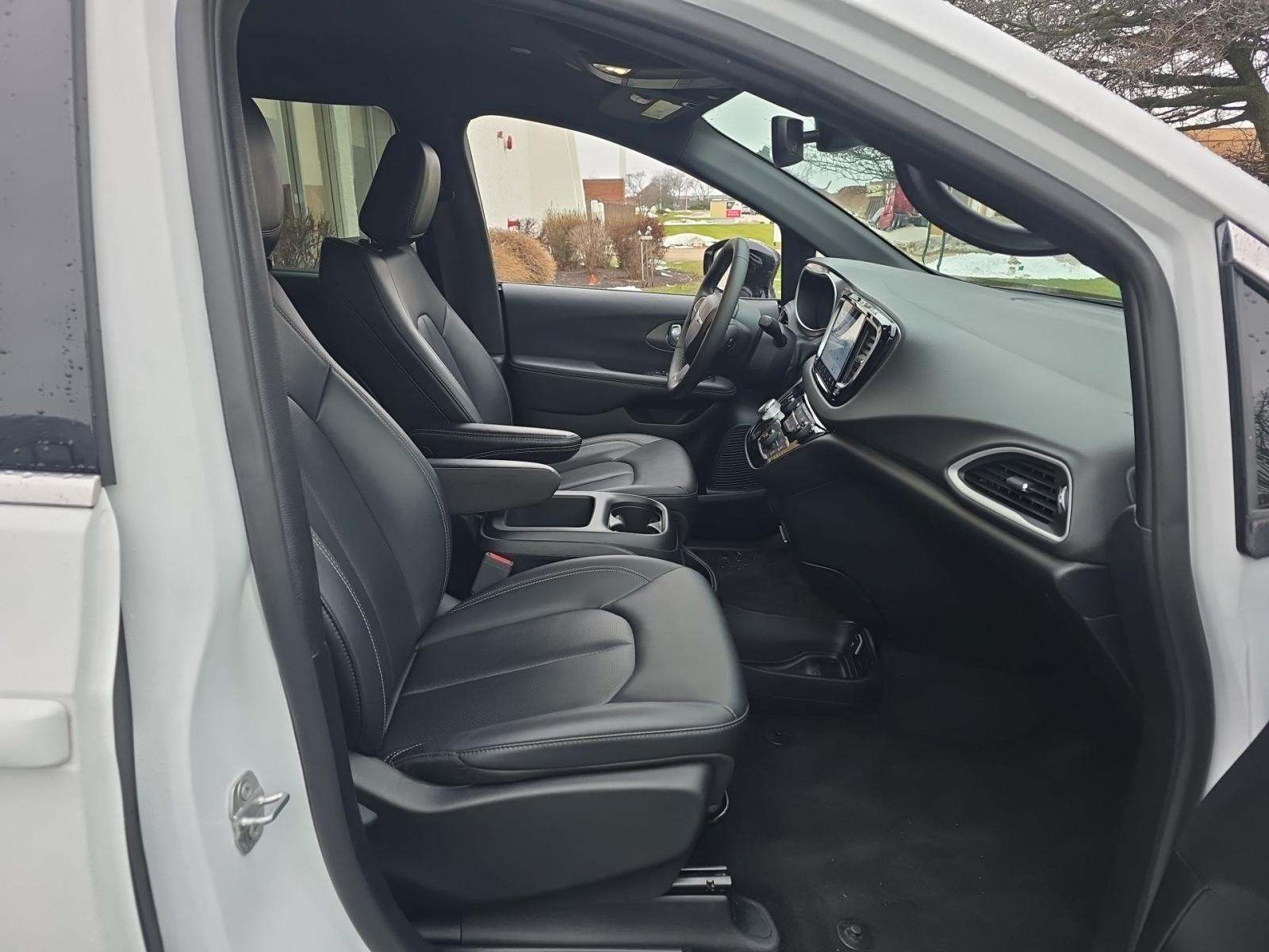 2025 Chrysler Pacifica Select FWD