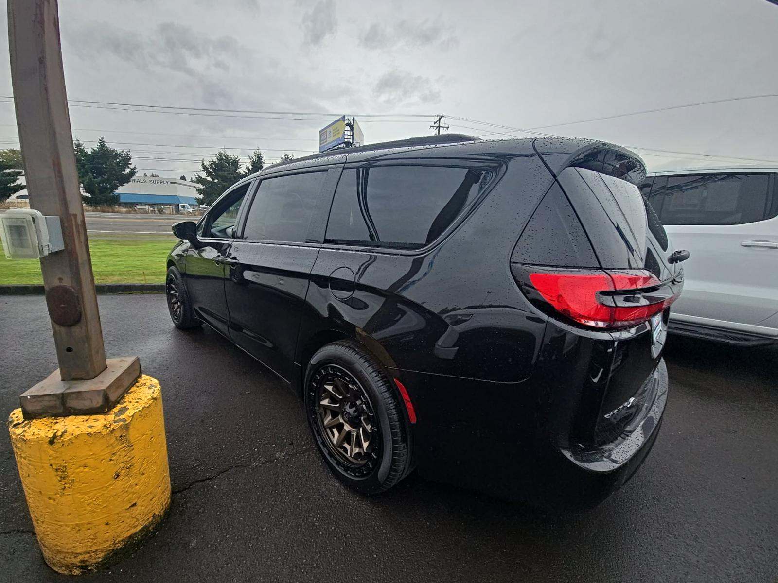 2024 Chrysler Pacifica Limited FWD