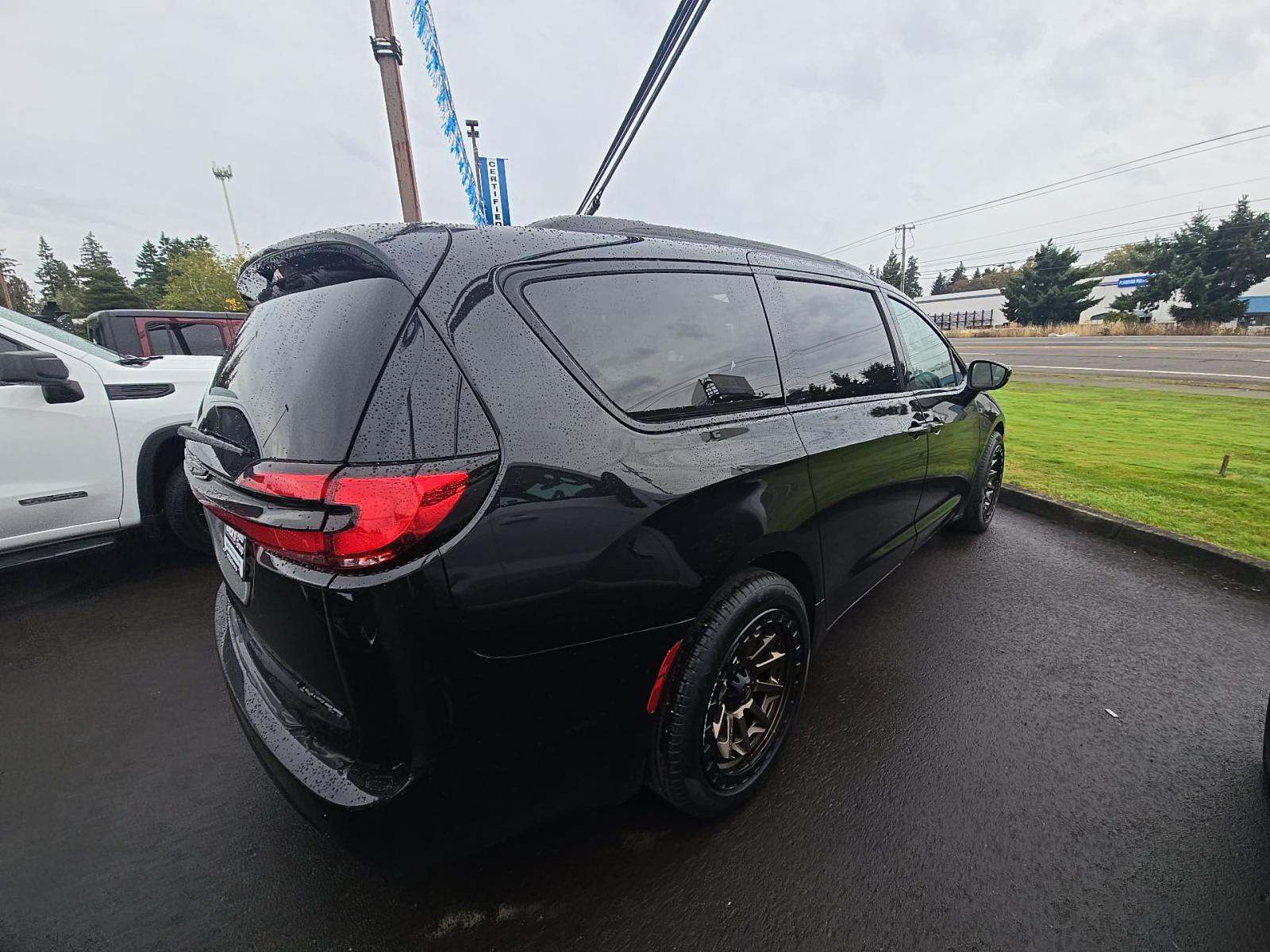 2024 Chrysler Pacifica Limited FWD