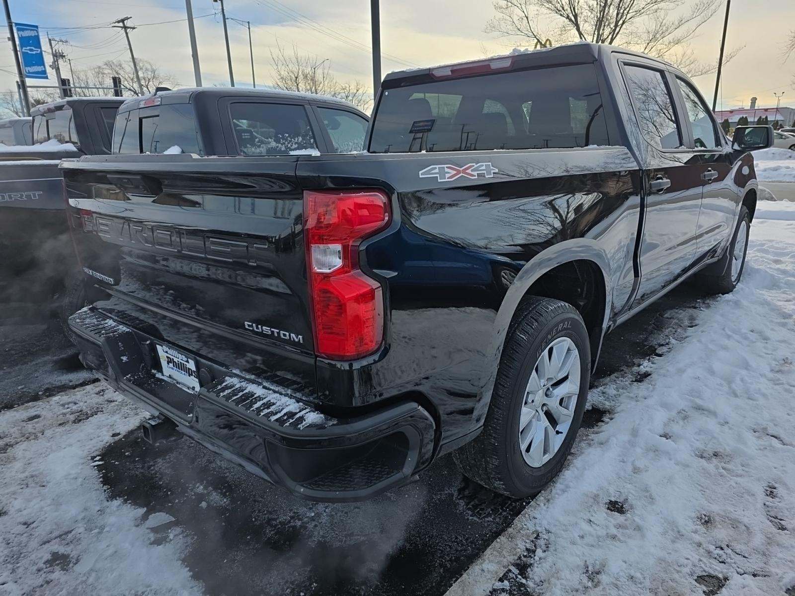 2022 Chevrolet Silverado 1500 Custom AWD