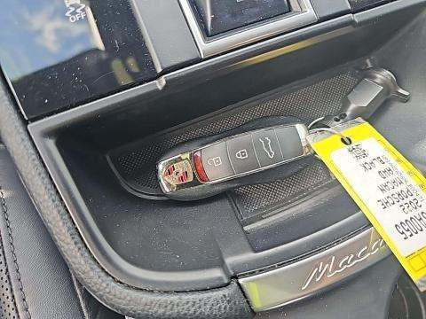 2022 Porsche Macan Base AWD